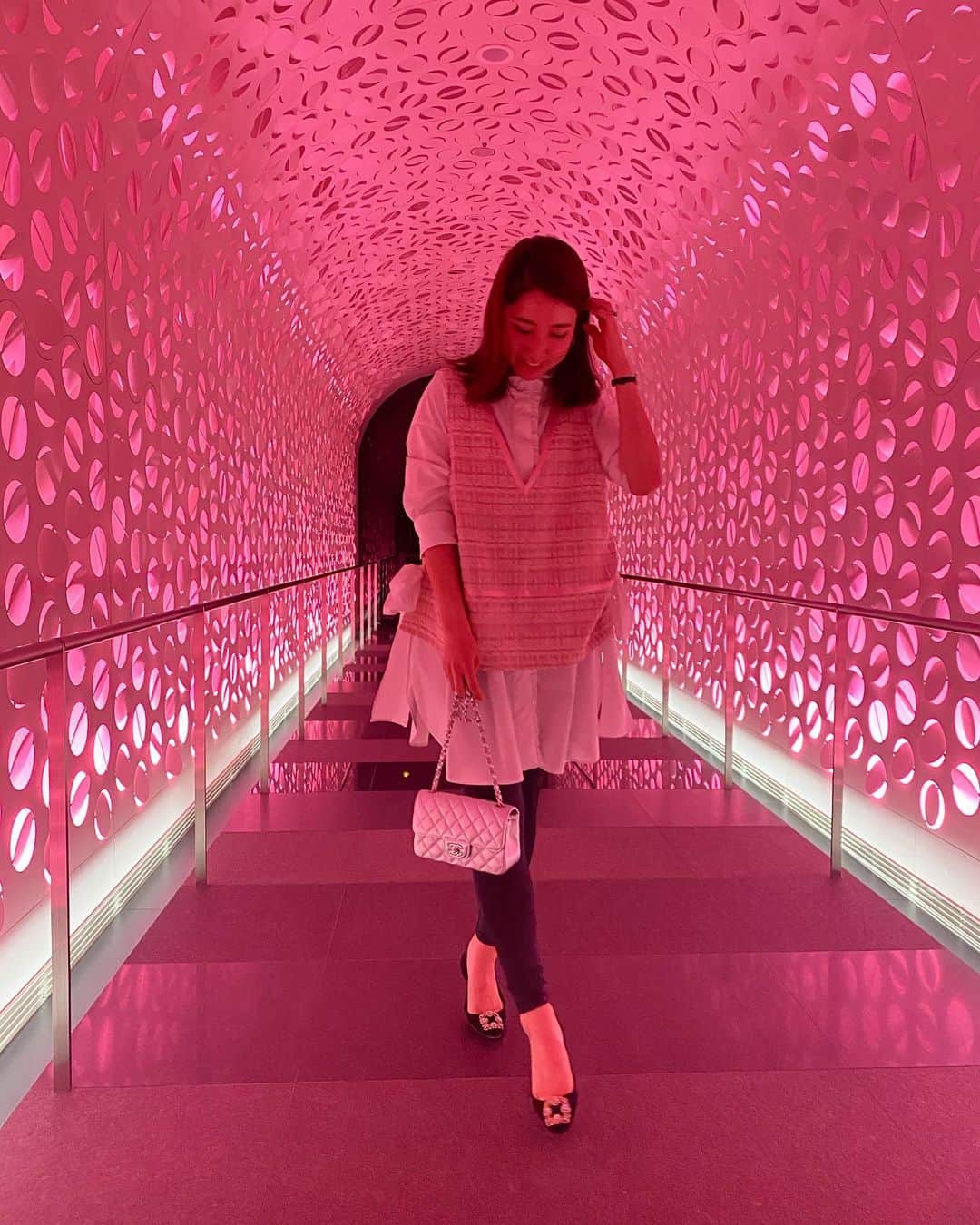 髙田麻紀子のインスタグラム：「❤︎ . リボンシャツとピンクベストの組み合わせ可愛い🌸 オンラインは来週の土曜日発売みたいです☺️ . ベスト&シャツ#charmantfemme  レギンス#uniqlo  シューズ#manoloblahnik  バッグ#chanel . #instagram #instagood  #fashion  #ootd #outfit  #cordinate」