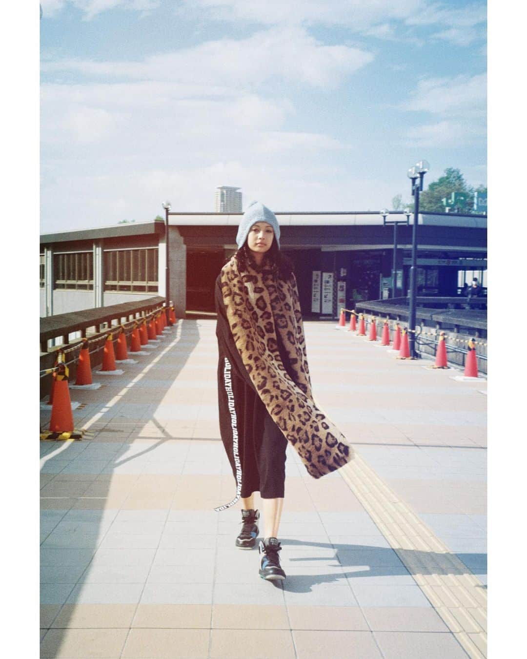 のインスタグラム：「HOLIDAY 2021 FW COLLECTION   photographer: Ittetsu Matsuoka @ittetsumatsuoka styling: Koji Oyamada @oyamadakoji make-up: EBARA (W) @ebaramakeup hair: TAKAI @rr_takai_ model: ARIA POLKY (TOMORROW TOKYO) @aria_polkey art direction/design: Yuma Higuchi @yumore edit: Sakiko Fukuhara @sakikofukuhara  #HOLIDAY_PR #HOLIDAY2021fw #HOLIDAY2021fwlook」