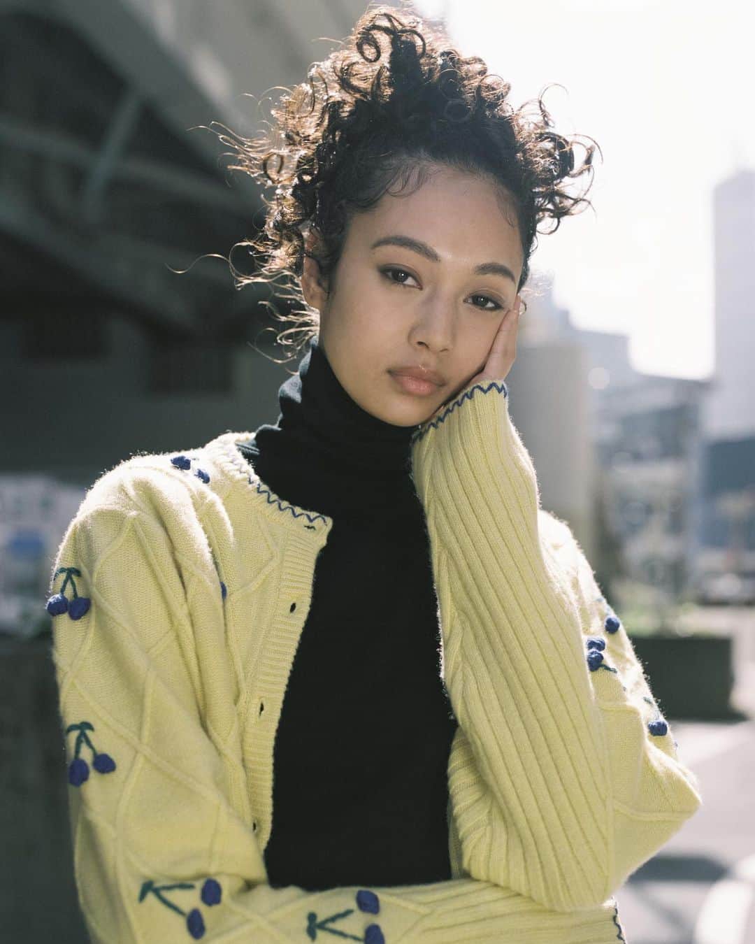 のインスタグラム：「HOLIDAY 2021 FW COLLECTION   photographer: Ittetsu Matsuoka @ittetsumatsuoka styling: Koji Oyamada @oyamadakoji make-up: EBARA (W) @ebaramakeup hair: TAKAI @rr_takai_ model: ARIA POLKY (TOMORROW TOKYO) @aria_polkey art direction/design: Yuma Higuchi @yumore edit: Sakiko Fukuhara @sakikofukuhara  #HOLIDAY_PR #HOLIDAY2021fw #HOLIDAY2021fwlook」