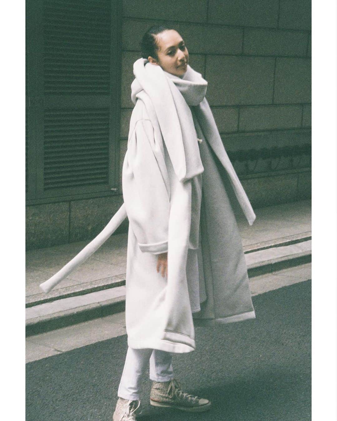 のインスタグラム：「HOLIDAY 2021 FW COLLECTION   photographer: Ittetsu Matsuoka @ittetsumatsuoka styling: Koji Oyamada @oyamadakoji make-up: EBARA (W) @ebaramakeup hair: TAKAI @rr_takai_ model: ARIA POLKY (TOMORROW TOKYO) @aria_polkey art direction/design: Yuma Higuchi @yumore edit: Sakiko Fukuhara @sakikofukuhara  #HOLIDAY_PR #HOLIDAY2021fw #HOLIDAY2021fwlook」