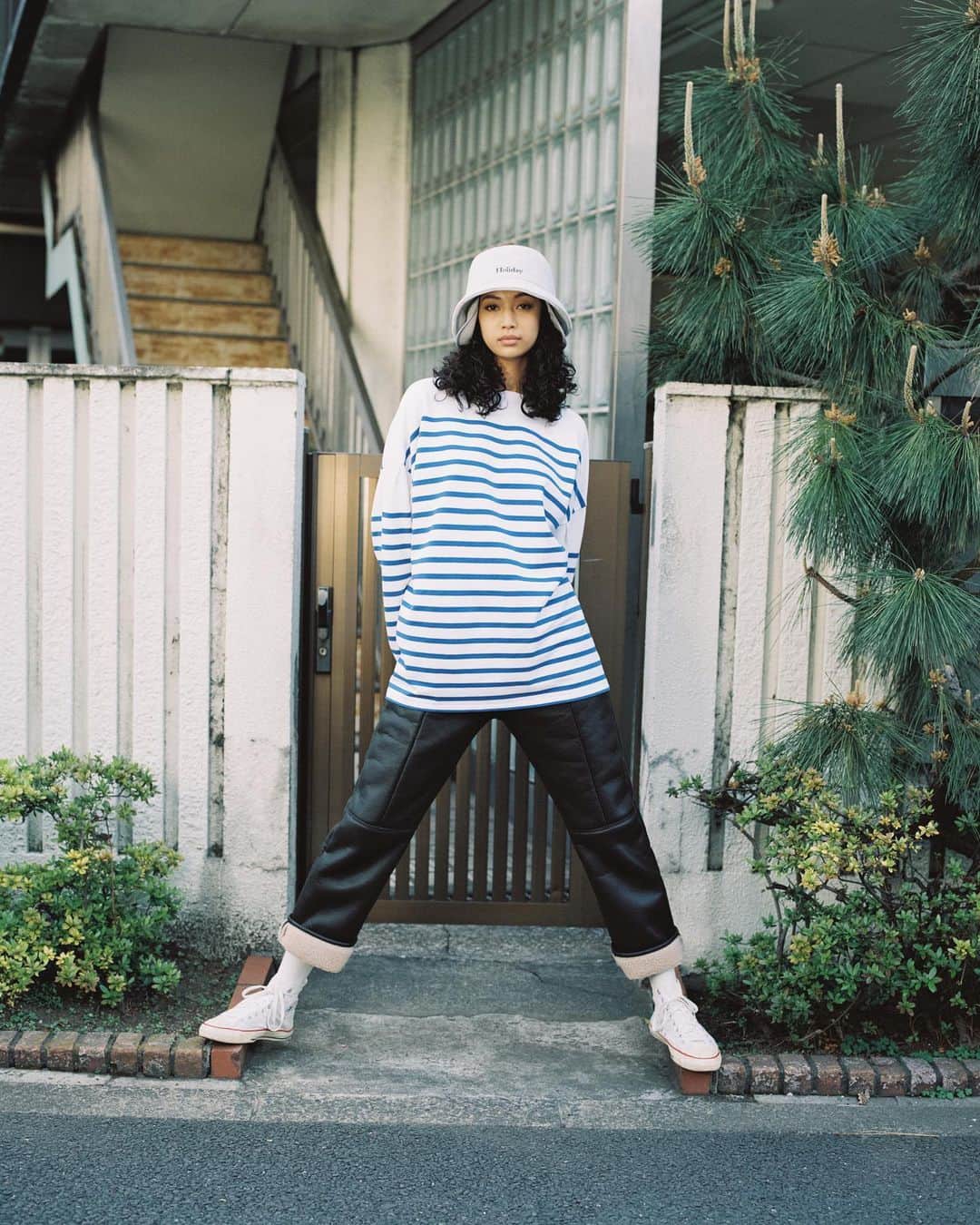 のインスタグラム：「HOLIDAY 2021 FW COLLECTION   photographer: Ittetsu Matsuoka @ittetsumatsuoka styling: Koji Oyamada @oyamadakoji make-up: EBARA (W) @ebaramakeup hair: TAKAI @rr_takai_ model: ARIA POLKY (TOMORROW TOKYO) @aria_polkey art direction/design: Yuma Higuchi @yumore edit: Sakiko Fukuhara @sakikofukuhara  #HOLIDAY_PR #HOLIDAY2021fw #HOLIDAY2021fwlook」