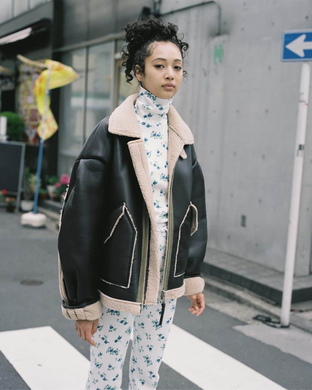 のインスタグラム：「HOLIDAY 2021 FW COLLECTION   photographer: Ittetsu Matsuoka @ittetsumatsuoka styling: Koji Oyamada @oyamadakoji make-up: EBARA (W) @ebaramakeup hair: TAKAI @rr_takai_ model: ARIA POLKY (TOMORROW TOKYO) @aria_polkey art direction/design: Yuma Higuchi @yumore edit: Sakiko Fukuhara @sakikofukuhara  #HOLIDAY_PR #HOLIDAY2021fw #HOLIDAY2021fwlook」