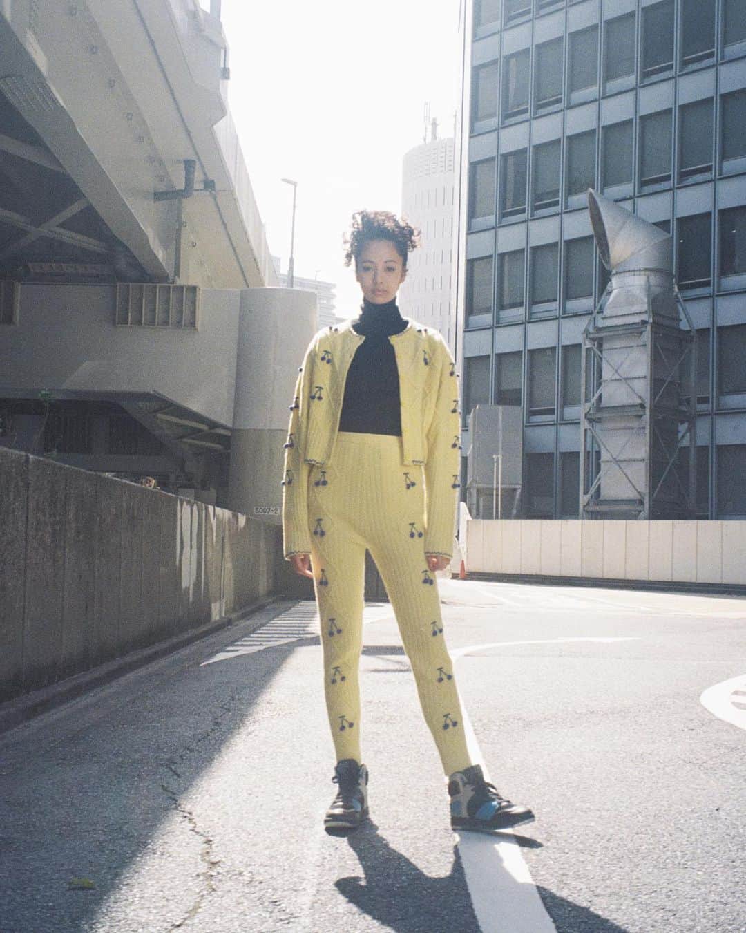 のインスタグラム：「HOLIDAY 2021 FW COLLECTION   photographer: Ittetsu Matsuoka @ittetsumatsuoka styling: Koji Oyamada @oyamadakoji make-up: EBARA (W) @ebaramakeup hair: TAKAI @rr_takai_ model: ARIA POLKY (TOMORROW TOKYO) @aria_polkey art direction/design: Yuma Higuchi @yumore edit: Sakiko Fukuhara @sakikofukuhara  #HOLIDAY_PR #HOLIDAY2021fw #HOLIDAY2021fwlook」