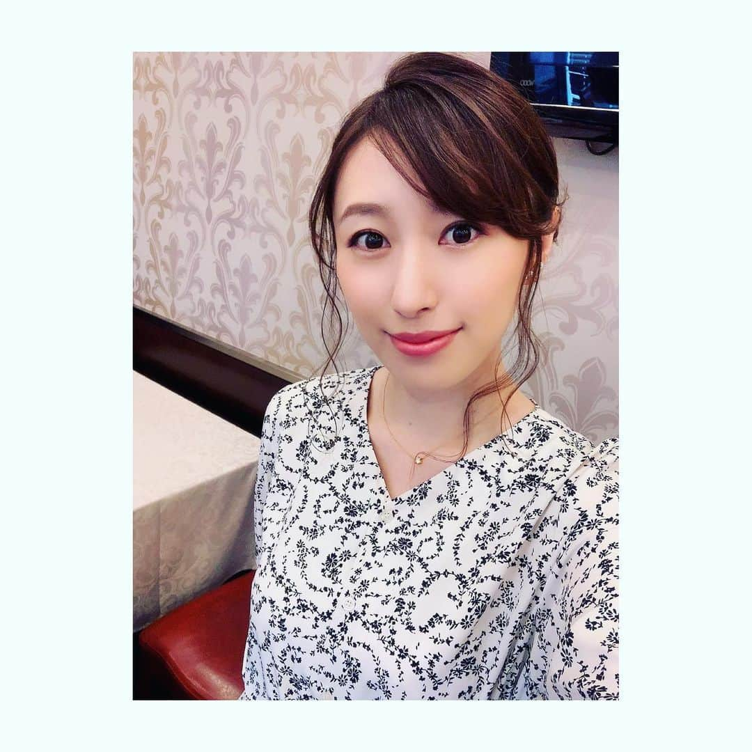 楠紗友里のインスタグラム：「* 今夜1時から、テレ玉でハピスタOAです🙋‍♀️ 再放送は、来月1日チバテレで朝9時半から😊 今回の衣装は、小花柄ワンピースでした❤︎ 全身写真も撮ったはずなのに、データが見当たらない🥲💦 最近ものすごくスマホの調子が悪くて、そろそろ新しい機種に変えようか検討中…😥  #テレ玉 #チバテレ #ガールズハッピースタイル #ハピスタ #衣装 #小花柄ワンピース  #iphonex使用 #オススメ何ですか」