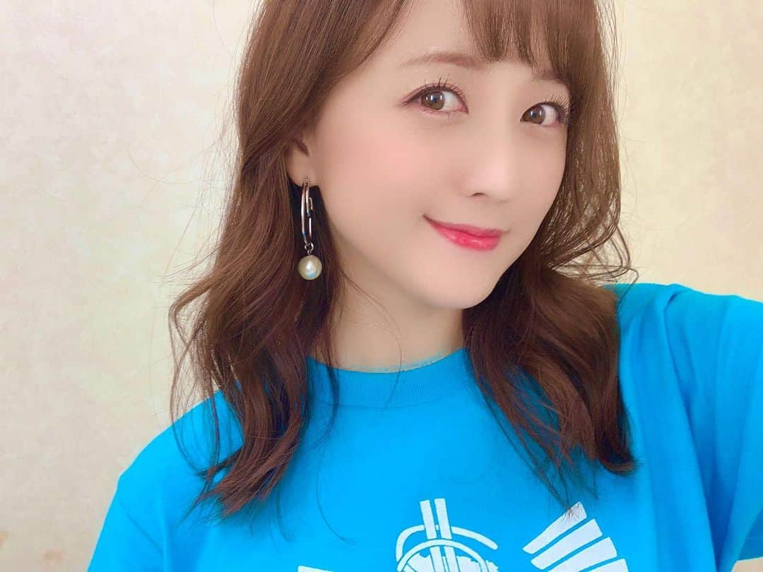 小松彩夏さんのインスタグラム写真 - (小松彩夏Instagram)「『8っぴーサタデー』の放送でもお伝えしましたが、わんこそばのPR動画『わんこそばチャンネル』が本日公開されましたー‼️‼️✨﻿ ﻿ 芝居仕立ての【鬼も笑うよわんこそば編】﻿ ダンスメインの【みんなで踊ろう！ワンダフルわんこそばdance編】﻿  があります🎞﻿  https://m.youtube.com/channel/UCcbIDGPGdMj9K3lgq056EMw  岩手県のイメージキャラクターのわんこきょうだいの『そばっち』と『とふっち』と、岩手で活躍するチアダンサーチーム『Lips』のみんなと、先輩役で出演してくださった石井春花さん、給仕さんたちと楽しく踊っています😆❣️﻿ ﻿ また盛岡市のわんこそば屋さん「東家」「初駒」「直利庵」や、岩手の観光スポットも出てくるので注目してしてみてください😉‼️﻿ ﻿ わんこきょうだいの可愛らしいダンスと﻿ Lipsのキレキレのダンスも必見ですよ〜✨﻿ ﻿ ストーリーズからリンク飛べるようにしているのでスワイプしてみてみてください☺️❣️﻿ ﻿ 美味しくて、楽しいわんこそば✨﻿ わんこそばの魅力が伝わるといいな...☺️🌸﻿ ﻿ そして耳に残る明るく楽しい曲なので、是非みんなにも踊ってもらえると嬉しいです♫﻿ ﻿ 動画をみた感想など﻿ コメント欄にてお待ちしてます🥰﻿ ﻿ #地元 #岩手 #岩手県 #故郷 #岩手宣伝隊長 #おいでよ岩手 #わんこそば #東家 #初駒 #直利庵 #蕎麦 #撮影 #ダンス #踊り #Lips #いよいよ #公開﻿」4月17日 14時21分 - official_ayaka_502