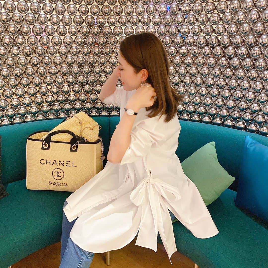 髙田麻紀子のインスタグラム：「❤︎ . サイドのリボンが可愛いシャツ💕 @charmante__femme  . シャツ#charmantfemme  バッグ&デニム#chanel . #instagram #instagood #fashion #ootd #outfit #cordinate」