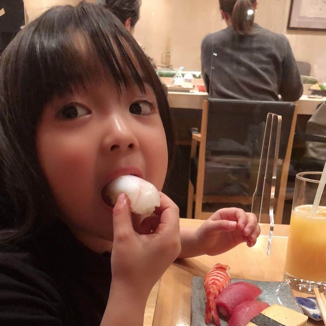 YUAさんのインスタグラム写真 - (YUAInstagram)「🍣💕 ゆあはお寿司が大好き まぐろ、えび、カニ、うに が特に好きです笑 … … #おすしだいすき  #小学校受験 #お受験ママと繋がりたい」4月17日 14時47分 - yuagram89