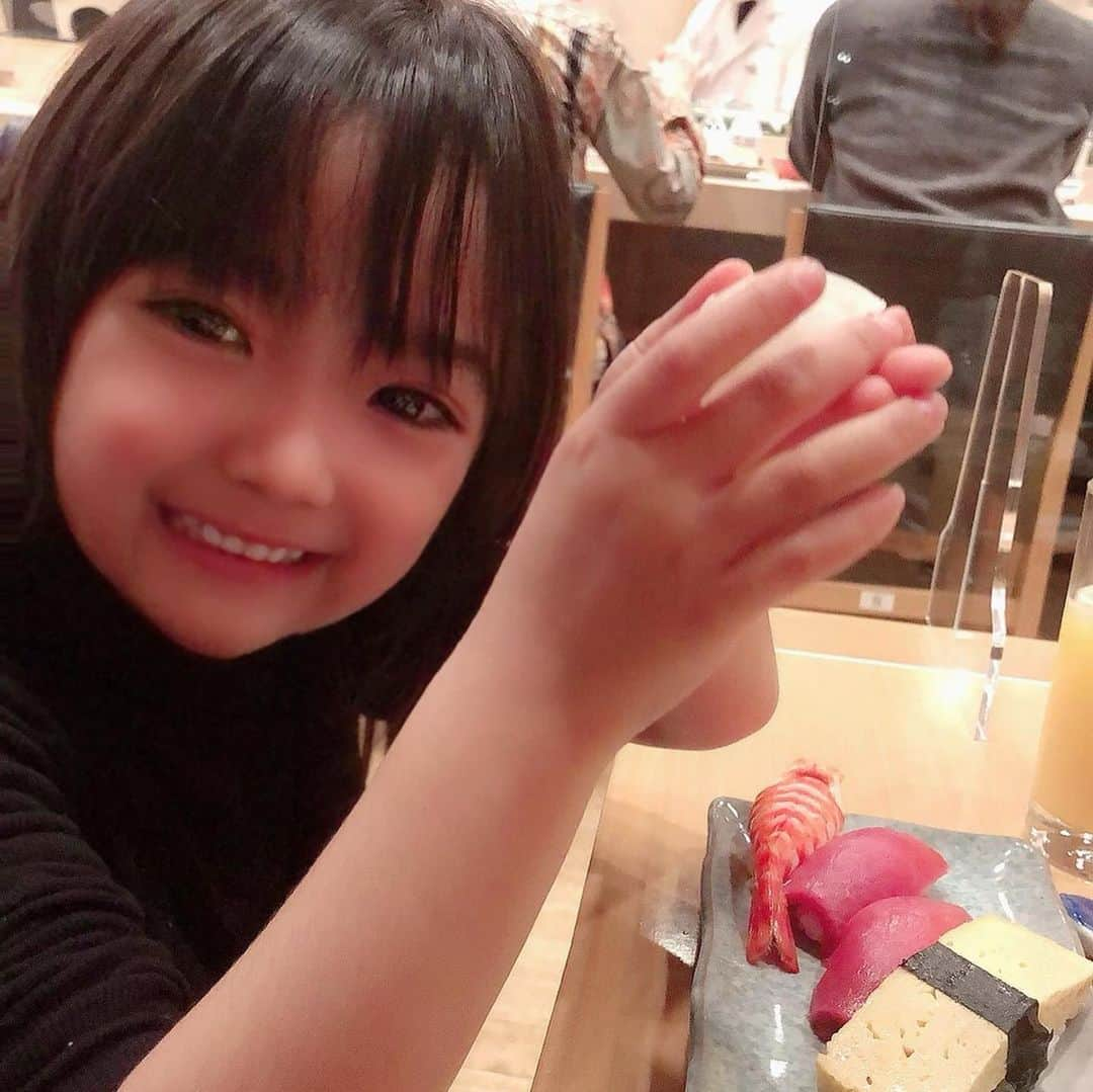 YUAのインスタグラム：「🍣💕 ゆあはお寿司が大好き まぐろ、えび、カニ、うに が特に好きです笑 … … #おすしだいすき  #小学校受験 #お受験ママと繋がりたい」