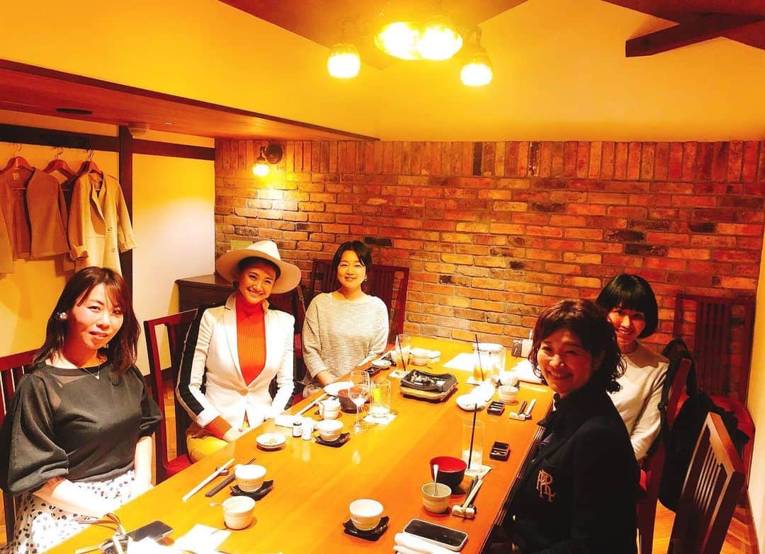 原綾子のインスタグラム：「・ AH'S Ladies Dinner in Kyoto ・ 右でもいいし、左でもいい 全くどちらでも良いのだけれど そのジャッジは何の行動原理から 来ている？ ・ そこを見ていく作業が大切なのかもしれない ・ ・ #ahsladiesdinner #dinner #アーズレディスディナー #ディナー会 #知のある美 #絆 #intelligencebeauty #kizuna #原綾子 #ayakohara #生きる #自分の人生 #自分の人生を生きる #美しい #美しさ #自己肯定感  #哲学 #哲学好き」
