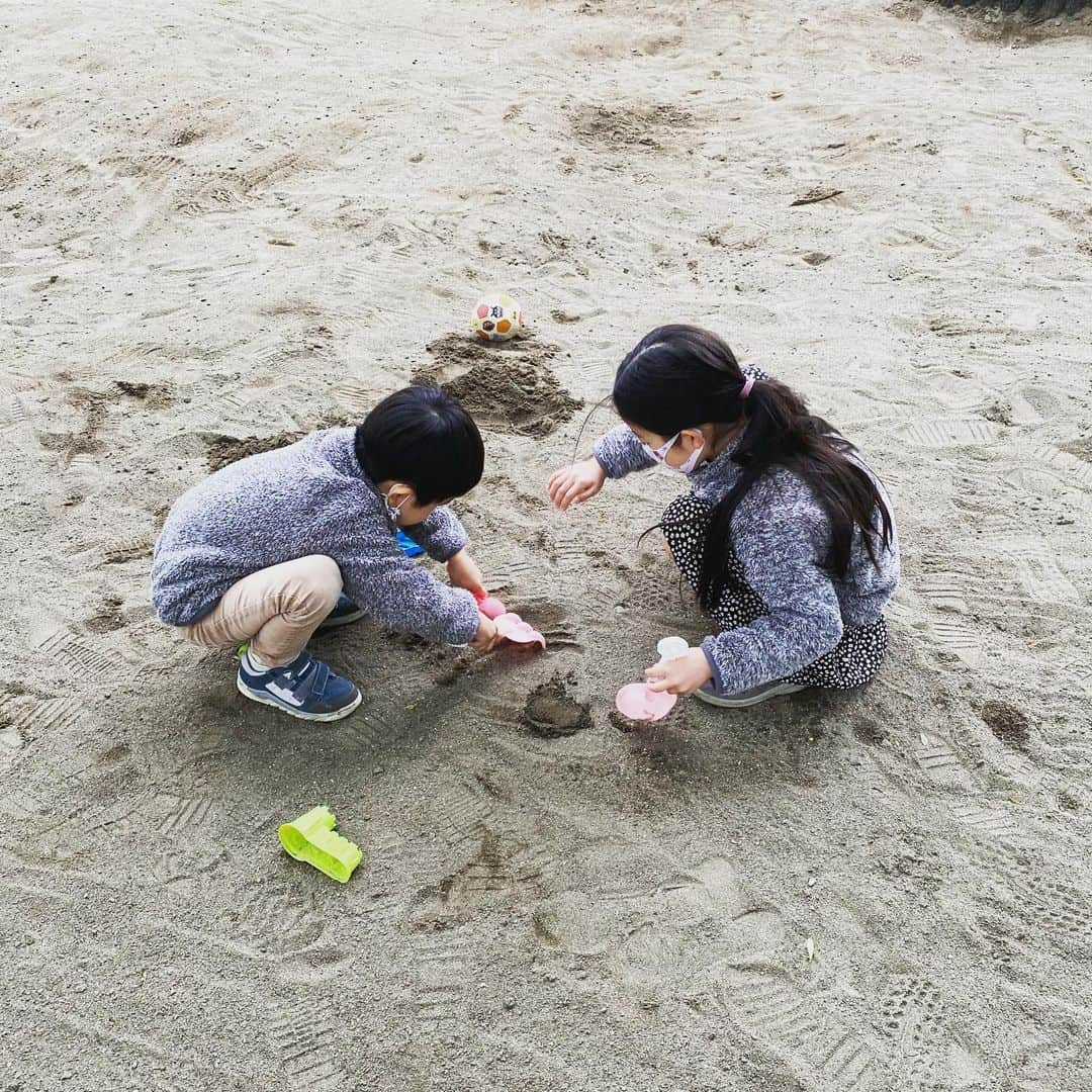 涼紫央さんのインスタグラム写真 - (涼紫央Instagram)「3人でお山作ってます。 こういう姿。ほんとに微笑ましくて幸せをもらう… #7歳 #4歳 #1歳」4月17日 14時56分 - toitoitoi