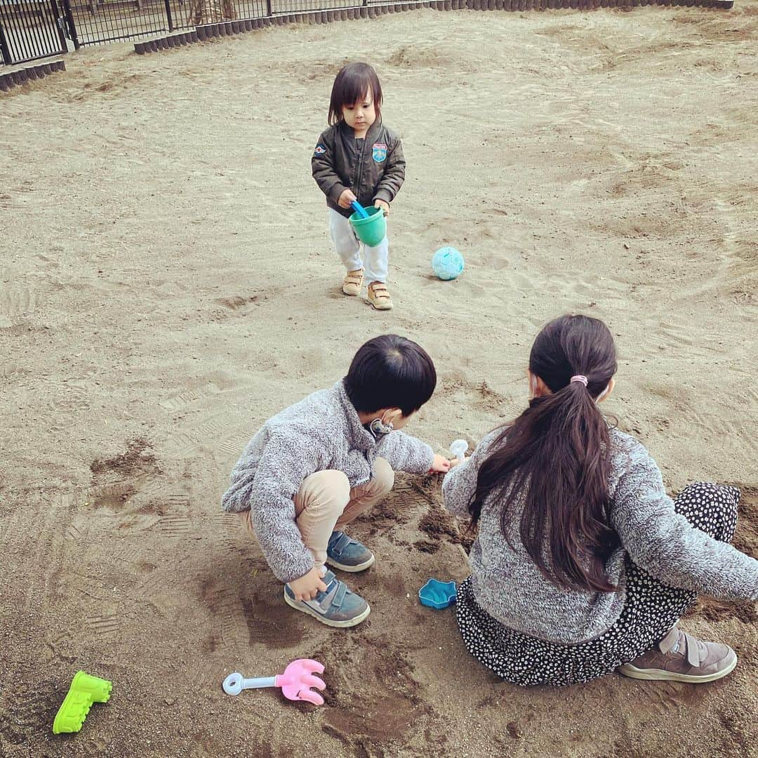 涼紫央さんのインスタグラム写真 - (涼紫央Instagram)「3人でお山作ってます。 こういう姿。ほんとに微笑ましくて幸せをもらう… #7歳 #4歳 #1歳」4月17日 14時56分 - toitoitoi