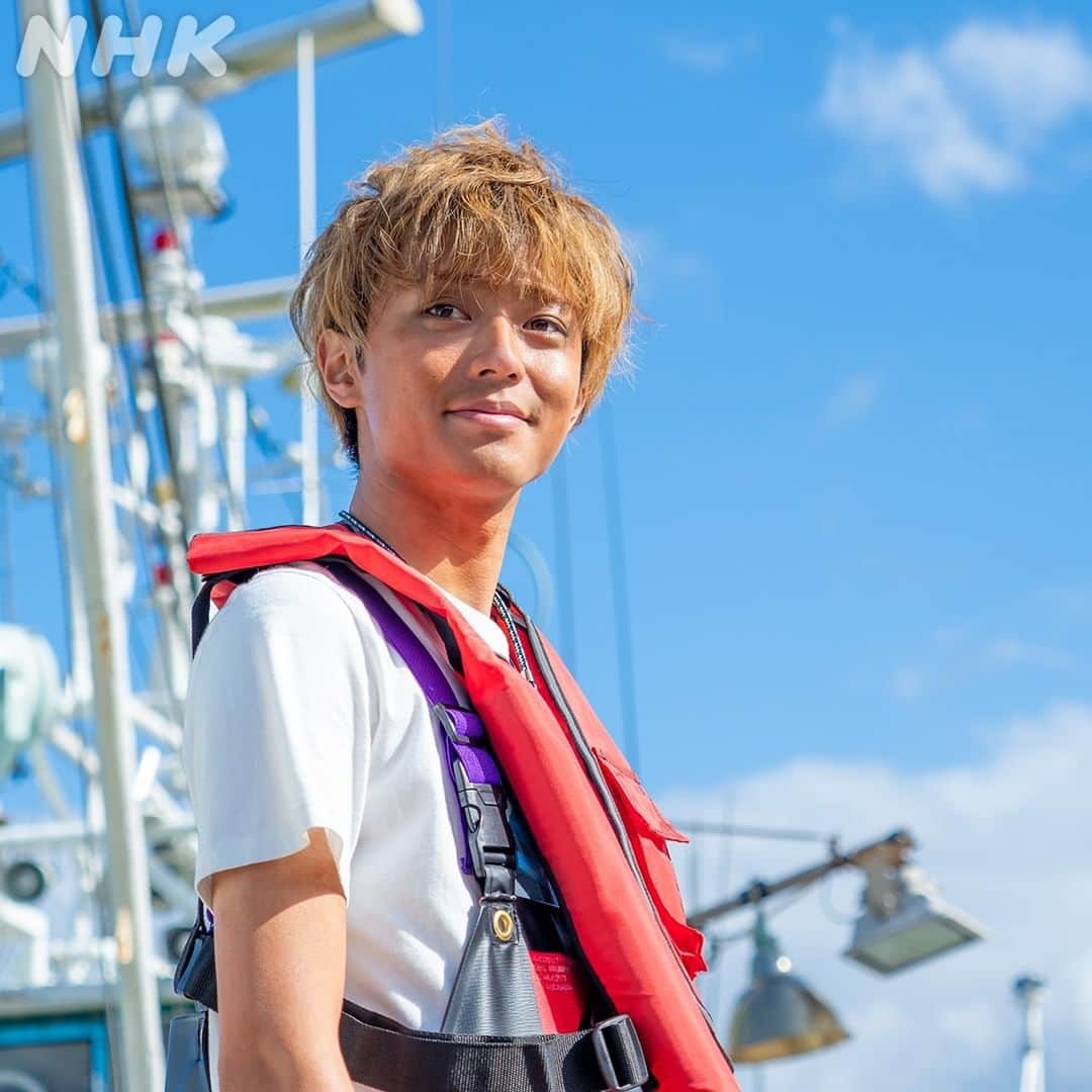 NHK「おかえりモネ」のインスタグラム：「☺ #おかえりモネ 人物紹介🐟【 #永瀬廉 】  百音の同級生・及川亮  高校卒業後、すぐに漁師見習いとして船に乗り始める。 無自覚系だが、とにかくモテる🎣✨ 百音たちからは“りょーちん”と呼ばれている。  🌞 #5月17日放送開始 🌞」