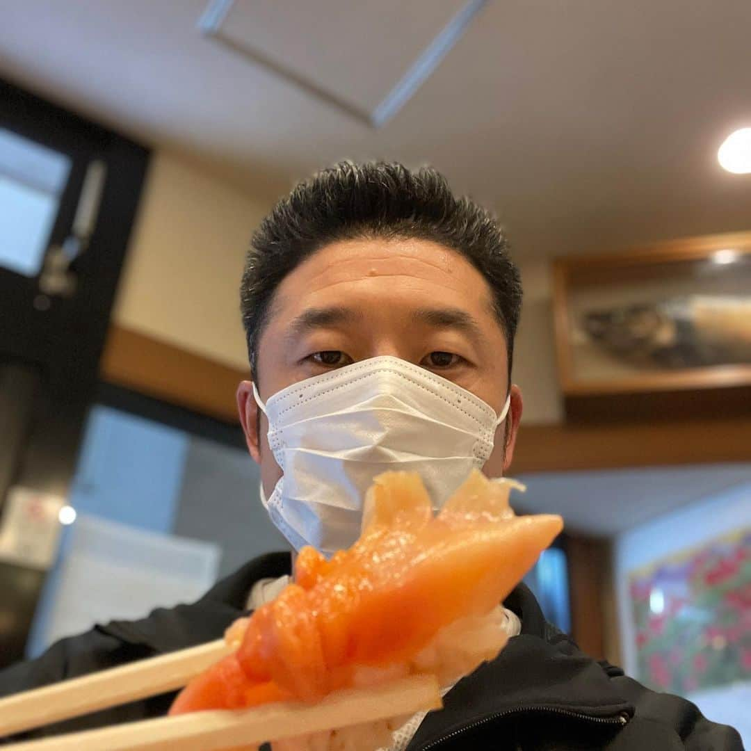 なかやまきんに君さんのインスタグラム写真 - (なかやまきんに君Instagram)「#なかやまきんに君 #お寿司 を食べました #コロナ対策 の為 #きちんと #マッスル会食 をしました あ、 #マッスク会食 です(大爆笑) #減量中でも #炭水化物を全く摂らないわけではありません #糖質も脂肪燃焼には大切です #その量が大切 #カツオ #アジ #イカ #ホタテ #赤貝 など #キャーマスクの跡をつけながら食べる男ステキー」4月17日 15時14分 - nakayama_kinnikun