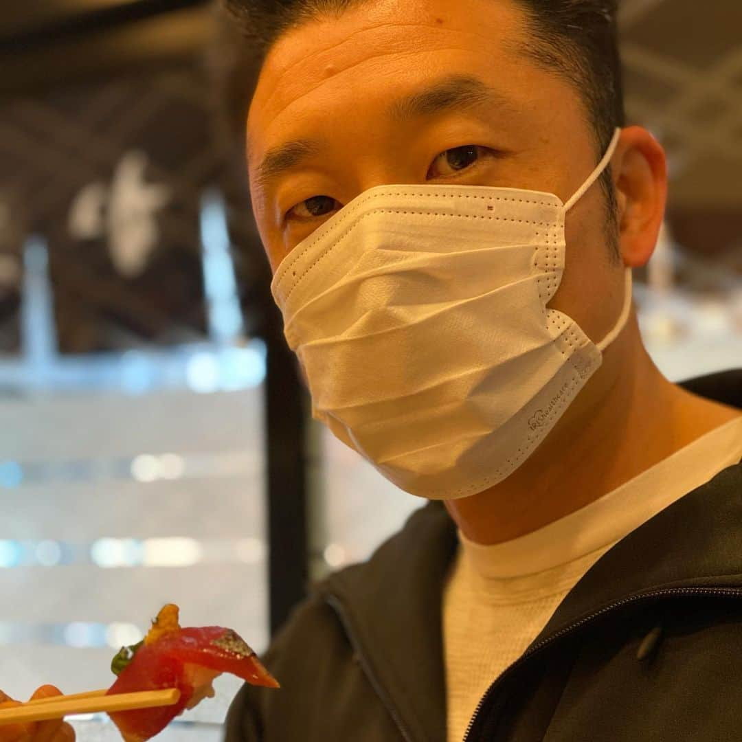 なかやまきんに君さんのインスタグラム写真 - (なかやまきんに君Instagram)「#なかやまきんに君 #お寿司 を食べました #コロナ対策 の為 #きちんと #マッスル会食 をしました あ、 #マッスク会食 です(大爆笑) #減量中でも #炭水化物を全く摂らないわけではありません #糖質も脂肪燃焼には大切です #その量が大切 #カツオ #アジ #イカ #ホタテ #赤貝 など #キャーマスクの跡をつけながら食べる男ステキー」4月17日 15時14分 - nakayama_kinnikun