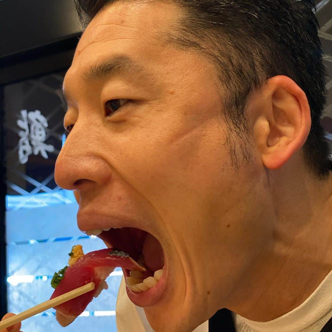 なかやまきんに君さんのインスタグラム写真 - (なかやまきんに君Instagram)「#なかやまきんに君 #お寿司 を食べました #コロナ対策 の為 #きちんと #マッスル会食 をしました あ、 #マッスク会食 です(大爆笑) #減量中でも #炭水化物を全く摂らないわけではありません #糖質も脂肪燃焼には大切です #その量が大切 #カツオ #アジ #イカ #ホタテ #赤貝 など #キャーマスクの跡をつけながら食べる男ステキー」4月17日 15時14分 - nakayama_kinnikun