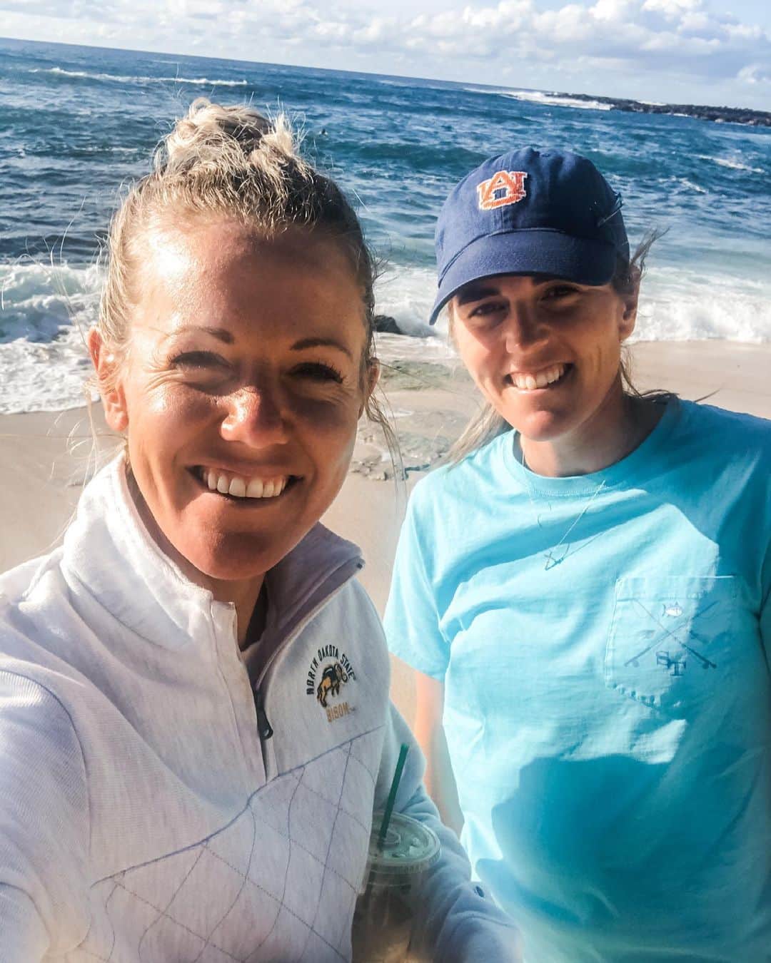 エイミー・オルソンのインスタグラム：「Almost came all the way to Hawaii without setting foot on the beach...」