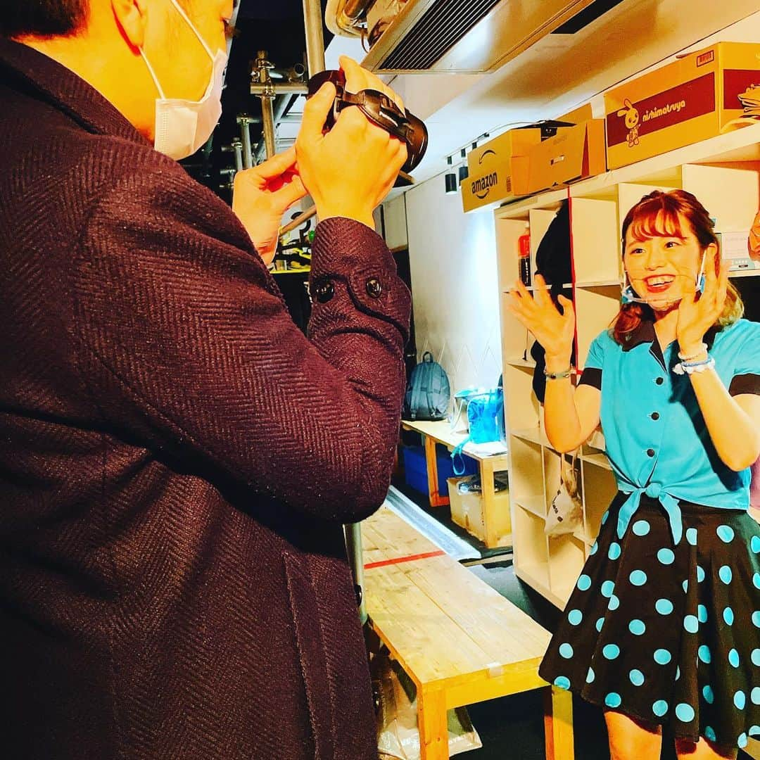 中川朋美さんのインスタグラム写真 - (中川朋美Instagram)「*⋆✈︎*⋆✈︎*⋆✈︎*⋆✈︎*⋆✈︎*⋆✈︎*⋆✈︎*⋆✈︎*⋆✈︎*⋆✈︎﻿ ﻿ ﻿ その他の写真たち﻿ ﻿ ﻿ ①秋絵の全体💕﻿ 靴以外は衣装さんに用意していただきました ˊᵕˋ﻿ 用意された時点でギラギラでした笑﻿ 衣装さんの私の秋絵イメージはこれだったのだと思いました😍﻿ 最初こそ少し恥ずかしかったけれど、本番前には慣れてました！﻿ 衣装を着て、『よし、秋絵さんやるぞーーー』っと思わせてくれる抜群すぎる衣装でした！！﻿ 松野さんありがとうございました♡♡﻿ ﻿ ②首周り取るとこんな感じ！﻿ 既にこれだけでもギラギラ！笑﻿ ﻿ ③無駄に役作りした足元ネイル﻿ お客様からは到底見えないと分かっていても…﻿ 私のこだわり( °꒳° )﻿ 右足と左足でネイルの色が違うのです。﻿ この、『え？そこ違う意味、、』ってのが私の中の秋絵さんだったのです🙌﻿ ﻿ ④お馴染み、りんちゃんのJETと私のあかね♡♡﻿ 毎回本当にお世話になってます🙇‍♀️﻿ ﻿ ⑤B班では死神りんちゃん💀と秋絵の私﻿ ﻿ ⑥GJR、四度目の共演でお互い初めての戸上さん大地と私の秋絵。﻿ レアでしたねーーー！これこら見れる機会はあるのか？？？？？🤔﻿ ﻿ ⑦夢羽菜ナッツと秋絵﻿ 実はね、アクセサリーがお揃いだったの😍﻿ 夢羽菜はナッツ色の黄色とシルバー。﻿ 私はBARサマサマのオーナーなので、ガールズ3色と今回の秋絵衣装と同じシルバー！﻿ 夢羽菜はミッツの時は黄色→青に変えていたよ💕﻿ ここでも少しのオーナーとしてのこだわりポイントでした🙌﻿ ﻿ ⑧⑨⑩GJRお馴染み！﻿ 演出家、久松さんによる千秋楽後のコメント撮り！﻿ 久松組恒例となってます🥰﻿ 稽古期間は役者として辛い事もあっても、こういうのがあるとそれもいい思い出とかになったりするから不思議だよねー。﻿ 稽古中は皆必死に頑張って、ラストは笑って終われる。それが良いよね！！最後はね、もう何があっても笑顔が1番ᐠ( ᐛ )ᐟᐠ( ᐖ )ᐟ﻿ でも実はね、この時いくみん泣きそうだったんだよ😘﻿ それを笑いながら動画撮る演出家と同じく笑いながら写真撮る私。ごめんよ、いくみん笑﻿ ﻿ りりかと夢羽菜はいつも通り可愛かった💕﻿ ﻿ ﻿ #GJR﻿ #GOJET﻿ *⋆✈︎*⋆✈︎*⋆✈︎*⋆✈︎*⋆✈︎*⋆✈︎*⋆✈︎*⋆✈︎*⋆✈︎*⋆✈︎」4月17日 15時46分 - 0603tomomi