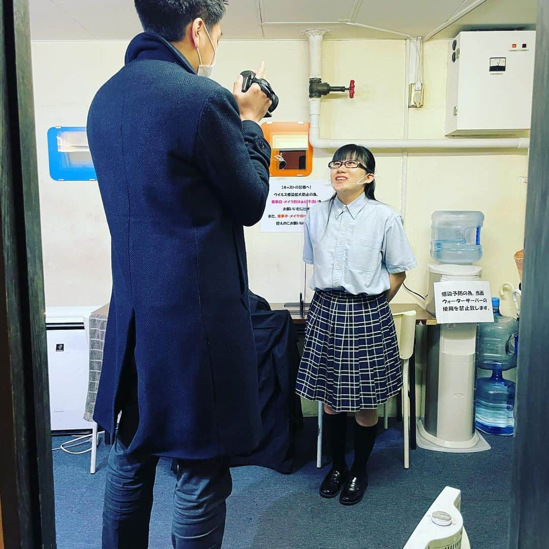 中川朋美さんのインスタグラム写真 - (中川朋美Instagram)「*⋆✈︎*⋆✈︎*⋆✈︎*⋆✈︎*⋆✈︎*⋆✈︎*⋆✈︎*⋆✈︎*⋆✈︎*⋆✈︎﻿ ﻿ ﻿ その他の写真たち﻿ ﻿ ﻿ ①秋絵の全体💕﻿ 靴以外は衣装さんに用意していただきました ˊᵕˋ﻿ 用意された時点でギラギラでした笑﻿ 衣装さんの私の秋絵イメージはこれだったのだと思いました😍﻿ 最初こそ少し恥ずかしかったけれど、本番前には慣れてました！﻿ 衣装を着て、『よし、秋絵さんやるぞーーー』っと思わせてくれる抜群すぎる衣装でした！！﻿ 松野さんありがとうございました♡♡﻿ ﻿ ②首周り取るとこんな感じ！﻿ 既にこれだけでもギラギラ！笑﻿ ﻿ ③無駄に役作りした足元ネイル﻿ お客様からは到底見えないと分かっていても…﻿ 私のこだわり( °꒳° )﻿ 右足と左足でネイルの色が違うのです。﻿ この、『え？そこ違う意味、、』ってのが私の中の秋絵さんだったのです🙌﻿ ﻿ ④お馴染み、りんちゃんのJETと私のあかね♡♡﻿ 毎回本当にお世話になってます🙇‍♀️﻿ ﻿ ⑤B班では死神りんちゃん💀と秋絵の私﻿ ﻿ ⑥GJR、四度目の共演でお互い初めての戸上さん大地と私の秋絵。﻿ レアでしたねーーー！これこら見れる機会はあるのか？？？？？🤔﻿ ﻿ ⑦夢羽菜ナッツと秋絵﻿ 実はね、アクセサリーがお揃いだったの😍﻿ 夢羽菜はナッツ色の黄色とシルバー。﻿ 私はBARサマサマのオーナーなので、ガールズ3色と今回の秋絵衣装と同じシルバー！﻿ 夢羽菜はミッツの時は黄色→青に変えていたよ💕﻿ ここでも少しのオーナーとしてのこだわりポイントでした🙌﻿ ﻿ ⑧⑨⑩GJRお馴染み！﻿ 演出家、久松さんによる千秋楽後のコメント撮り！﻿ 久松組恒例となってます🥰﻿ 稽古期間は役者として辛い事もあっても、こういうのがあるとそれもいい思い出とかになったりするから不思議だよねー。﻿ 稽古中は皆必死に頑張って、ラストは笑って終われる。それが良いよね！！最後はね、もう何があっても笑顔が1番ᐠ( ᐛ )ᐟᐠ( ᐖ )ᐟ﻿ でも実はね、この時いくみん泣きそうだったんだよ😘﻿ それを笑いながら動画撮る演出家と同じく笑いながら写真撮る私。ごめんよ、いくみん笑﻿ ﻿ りりかと夢羽菜はいつも通り可愛かった💕﻿ ﻿ ﻿ #GJR﻿ #GOJET﻿ *⋆✈︎*⋆✈︎*⋆✈︎*⋆✈︎*⋆✈︎*⋆✈︎*⋆✈︎*⋆✈︎*⋆✈︎*⋆✈︎」4月17日 15時46分 - 0603tomomi