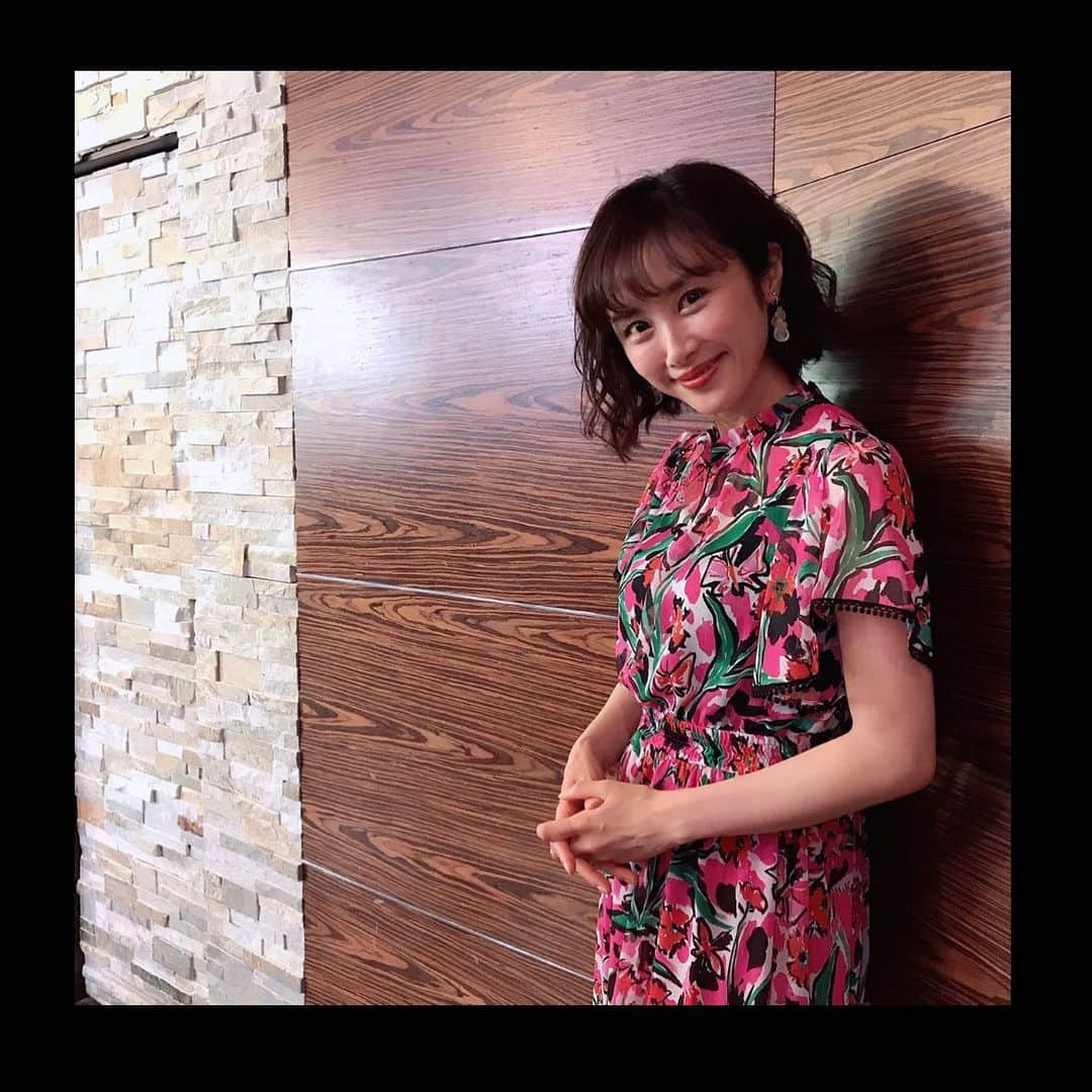 山口もえのインスタグラム：「・  ふふふ♡ 気取ってるけど・・・ お腹と腰には貼るカイロ😊笑 暖かかったり寒かったり💦 皆さまお体には気をつけてお過ごしください💓  #TV #放送日が６月のものを #撮ってたりします #はやいなぁ〜#❤️」