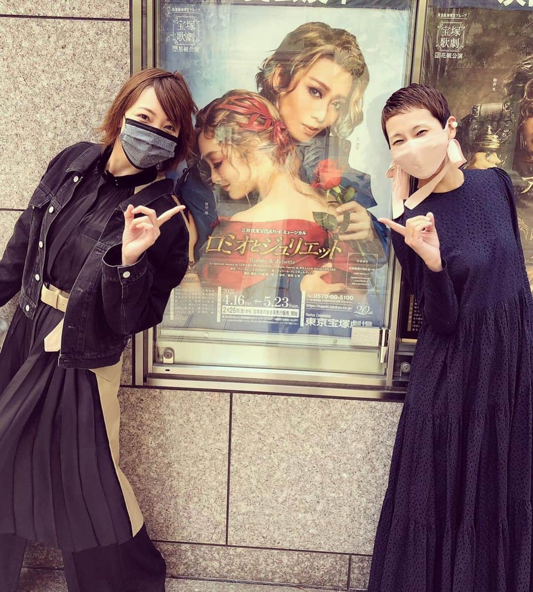 柚希礼音さんのインスタグラム写真 - (柚希礼音Instagram)「. 星組東京公演初日 観劇させていただきました🙏🙏🙏🙏 . ほんとーに 心が喜んだり 震えたり キュンとしたり 今の星組の 魅力がたっぷり詰まった 素晴らしい ロミオとジュリエットでした❤️❤️❤️ まこっつあんと 舞空瞳ちゃんは 益々 鳥肌立つ瞬間が沢山あったし❤️❤️❤️ あいちゃんの死 噂通り良かったなあ。 フィナーレナンバーも カッコ良すぎやしませんか😗 あんなカッコよくヴェローナって 言えるもんなのか😗😗 と。 まこっつあんに 突っ込みました👍👍 . みんなそれぞれの役を 生きていて 心の底から 感動し。私も頑張ろうと 勇気を貰いました。  . 初演のベンヴォーリオの とよこさんと こうして一緒に 今の星組の ロミオとジュリエットを 観劇してることにも 幸せ感じました。 ねねは お稽古でどうしても予定合わず 残念でしたが。 初演からの思い出も 沢山思い出したりして みんなに会いたいなーと 思う一日でした😌❣️❣️ . 振り付け助手で入ってる どいちゃんにも 会えた💗💗  . さあ。 頑張ろう😌😌 . #星組 #宝塚 #ロミオとジュリエット #ロミジュリ #礼真琴 #舞空瞳 #愛月ひかる #涼紫央　さん #夢咲ねね #鶴美舞夕 #柚希礼音」4月17日 15時58分 - reonyuzuki_official