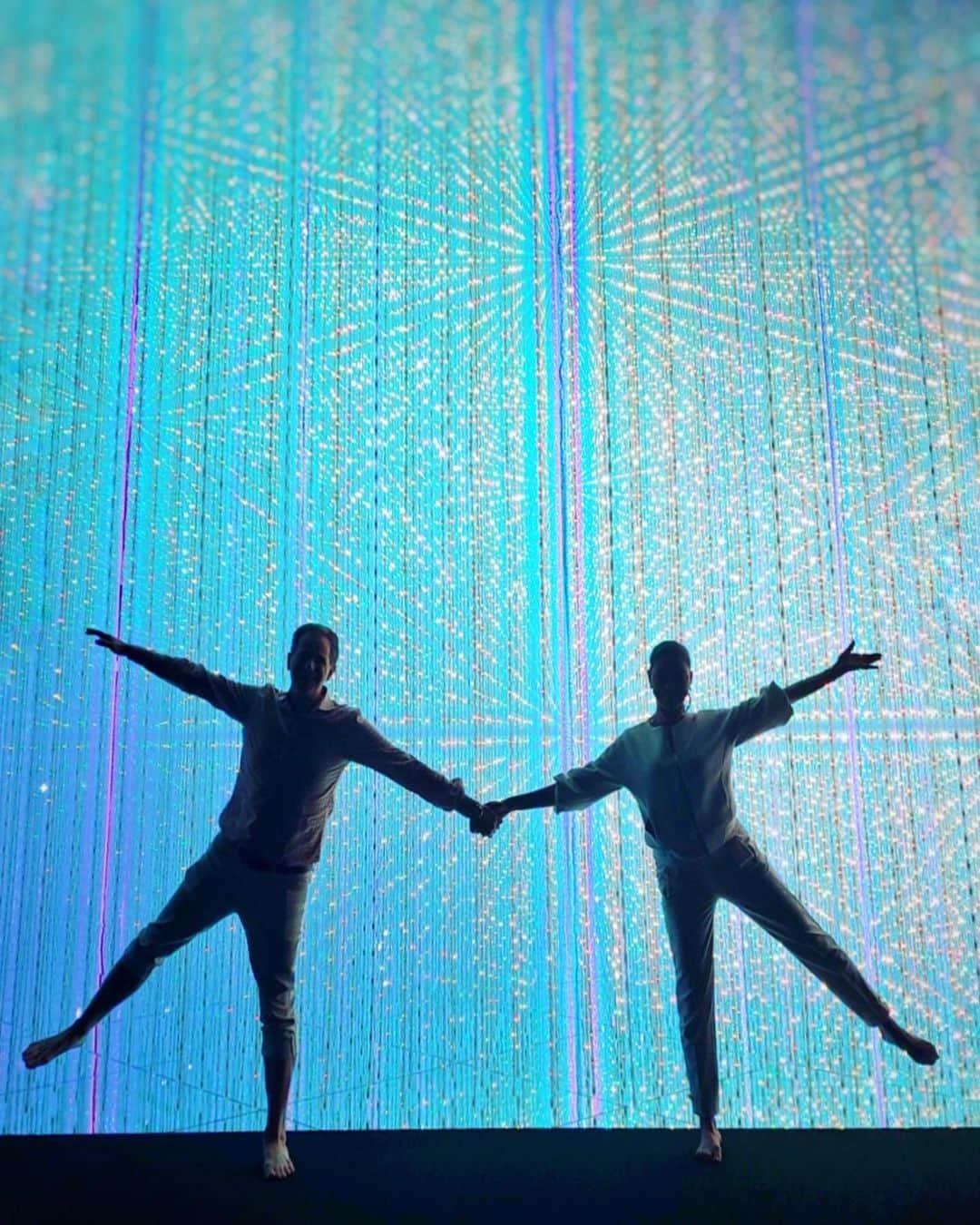 アンミカさんのインスタグラム写真 - (アンミカInstagram)「またまたかなり先日の出来事になりますがteamLab★Planets TOKYOにて、誕生日内覧会に旦那様と行って参りましたよ🎂🌸  最初の2枚は夫婦で大好きな映画【インターステラ】の世界✨✨  季節により変わる体験型のアートは、今は春の桜バージョン🌸  次の部屋に向かう廊下は、裸足で様々なテクスチャーを感じることで、足の裏の感性が刺激され、靴を履かずに駆け回っていた頃の子供心が刺激されます✨✨  万華鏡のような世界、水面や自らに映るアートを楽しみ追いかける世界など、季節ごとに変わるテーマラボ★プラネットTOKYOのアートに触れに、またゆっくり訪れたいな。。  #白い服を着ていく方が桜が体に映って楽しい🌸 #半パンを貸してくれるので気楽に遊べる！ @teamlab @teamlab.planets #teamlab #teamlabplanets  @theodoremillertokyo」4月17日 16時05分 - ahnmikaofficial