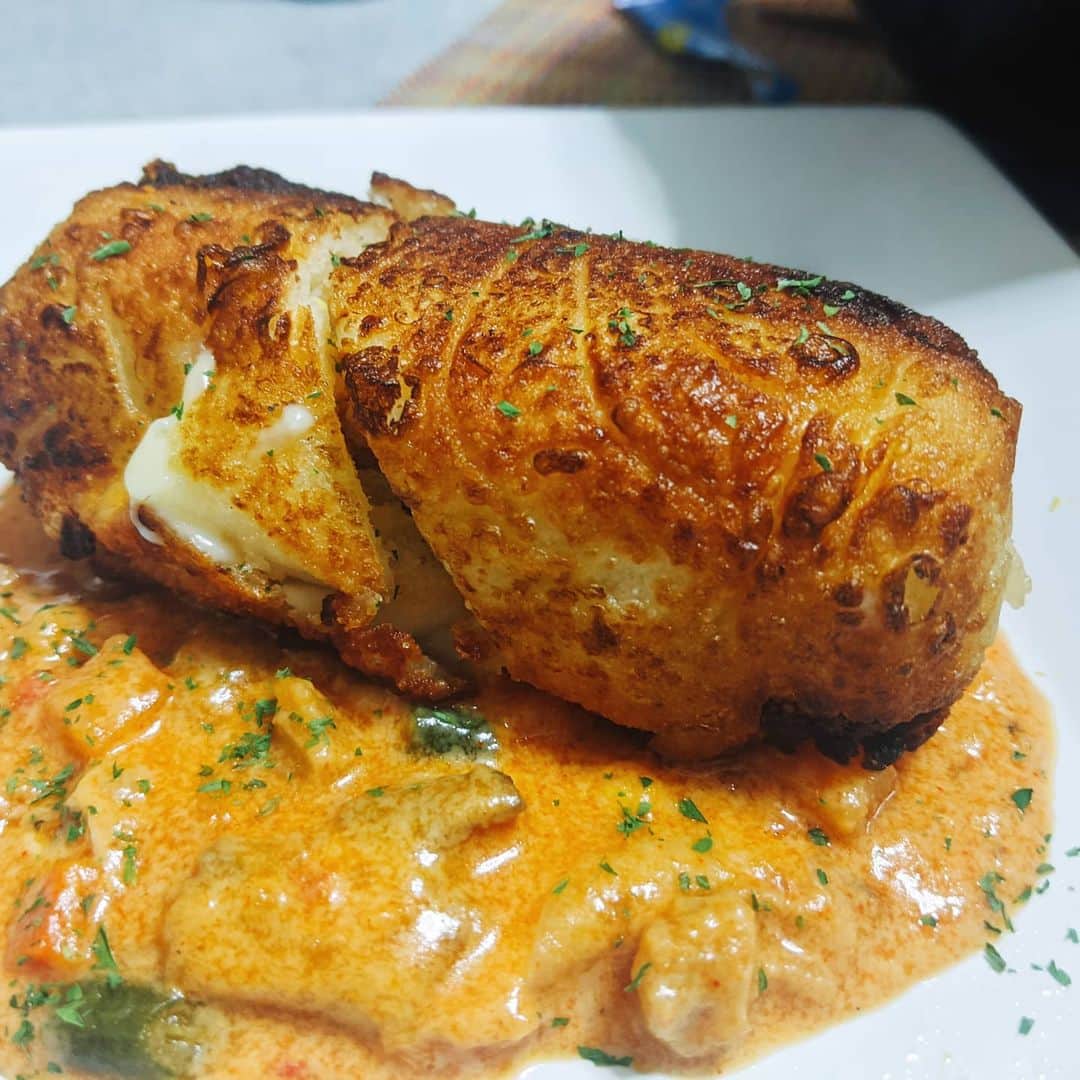 のインスタグラム：「こんにちは。 アビコタツヤです。  こちらのお料理を作りました。 さてこのパイ生地みたいな奴は なんだと思いますか? 材料が分かれば 誰でも簡単に作れます。 みなさん挑戦してみてはいかがでしょうか?笑 #料理  #クイズ  #お笑い  #かんたんレシピ」