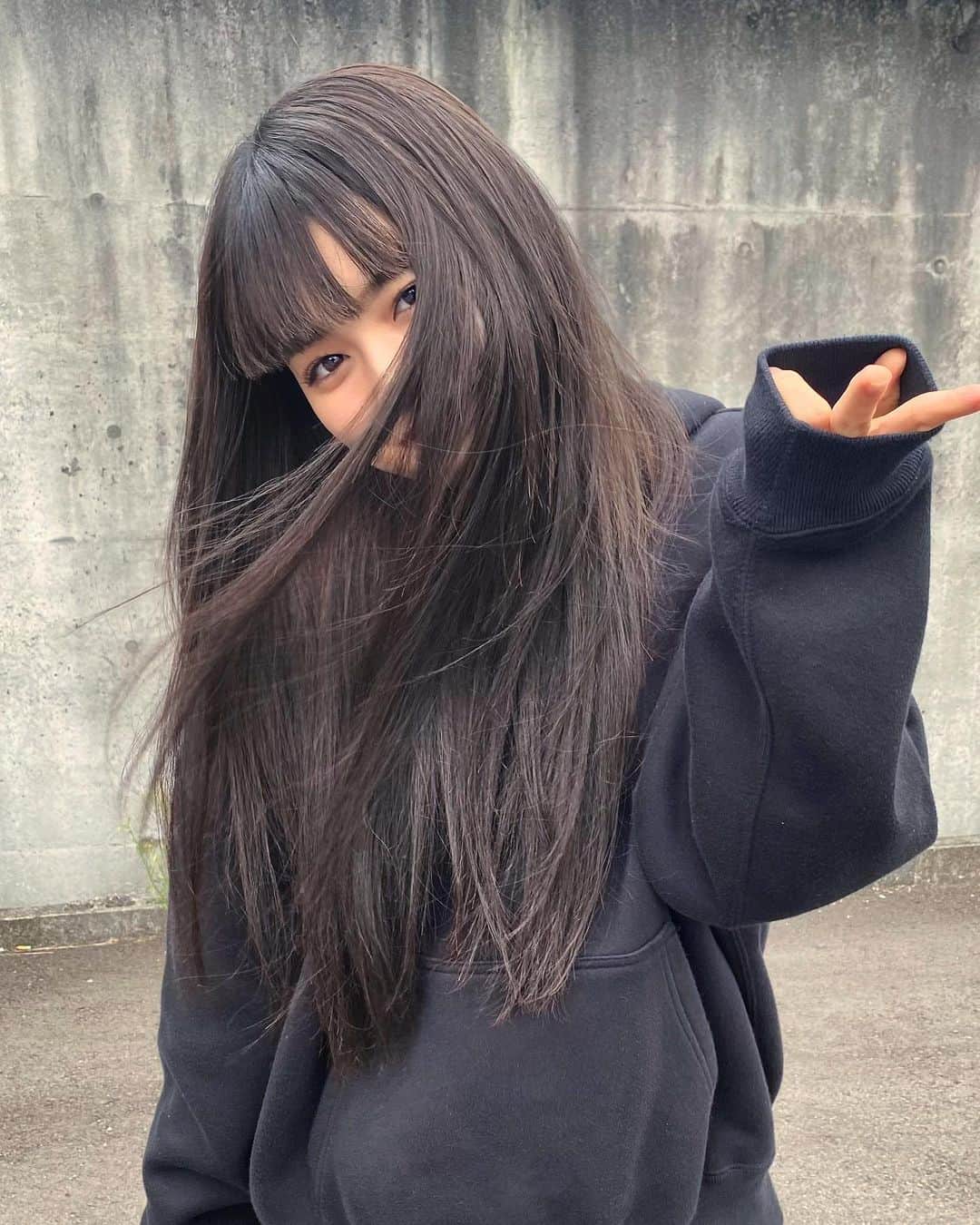 富久美玲のインスタグラム：「_ . 衝動的に前髪を切ってしまいました✂️ . しかも自分で。 (これは絶対あやなに怒られるの承知) . エクステ外すまでの少しの間だけど 前髪ありロングを味わいたいなぁ〜と . 気付いた時には20センチ程バッサリ🤭 . 大人カッコイイ感じのパッツン前髪 なはずだったんですけど💧 3年ぶりの前髪ありロングは3年前より かなり幼くなってしまいましたwww . 次、前髪ありロングにする時には もうちょっと大人っぽくなりたいなぁ .」
