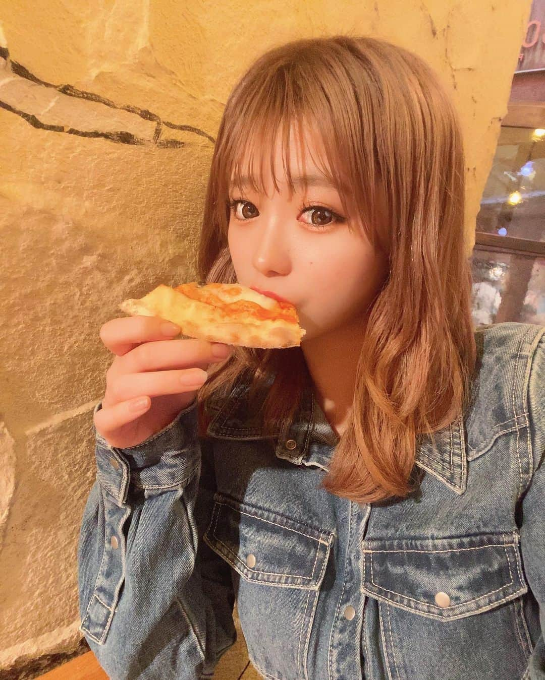 松田聖菜さんのインスタグラム写真 - (松田聖菜Instagram)「雨降ってたけど撮影終わりに大きな ピザがあるってきいて食べてきた😌💭💕 壁紙かわいかた！☂️💕  湿気で髪の毛が🥺🥦🥦」4月17日 16時54分 - seinaaa_0318