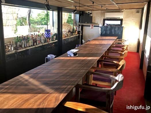 夏美さんのインスタグラム写真 - (夏美Instagram)「ゴルフ好きに行って欲しいお店⛳️🍽 那覇にある『いしぐふー』✨ え、こんなとこにあるの？っていうところに存在する穴場レストラン🍽 外観・店内・テラスが本当に最高なんです❗️店内一つ一つこだわりぬいてるしセレクトされたアイテムがまた素敵すぎる。(4枚目のカバン欲しかったなあぁ🥺笑笑) めっちゃテンション上がりますよ😳 カウンターも良さそうだったなぁ〜😍 この日はランチで天気も良かったので海が見えるテラスに🏝 黒カレーを注文🍛 トッピングのソーキがびっくりするくらい美味しかった 青い海と青い空とゴルフと美味しいご飯に囲まれて… 是非一度訪れてみてください❗️❗️ ＊ ＊ #夏美の沖縄ライフ  #那覇ランチ　#那覇グルメ #那覇カフェ  #いしぐふー　 ##okinawajapan #naha #ishiguhu」4月17日 17時02分 - natsumisaito333