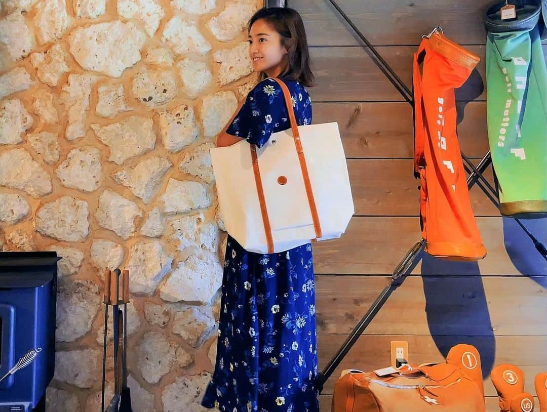 夏美さんのインスタグラム写真 - (夏美Instagram)「ゴルフ好きに行って欲しいお店⛳️🍽 那覇にある『いしぐふー』✨ え、こんなとこにあるの？っていうところに存在する穴場レストラン🍽 外観・店内・テラスが本当に最高なんです❗️店内一つ一つこだわりぬいてるしセレクトされたアイテムがまた素敵すぎる。(4枚目のカバン欲しかったなあぁ🥺笑笑) めっちゃテンション上がりますよ😳 カウンターも良さそうだったなぁ〜😍 この日はランチで天気も良かったので海が見えるテラスに🏝 黒カレーを注文🍛 トッピングのソーキがびっくりするくらい美味しかった 青い海と青い空とゴルフと美味しいご飯に囲まれて… 是非一度訪れてみてください❗️❗️ ＊ ＊ #夏美の沖縄ライフ  #那覇ランチ　#那覇グルメ #那覇カフェ  #いしぐふー　 ##okinawajapan #naha #ishiguhu」4月17日 17時02分 - natsumisaito333