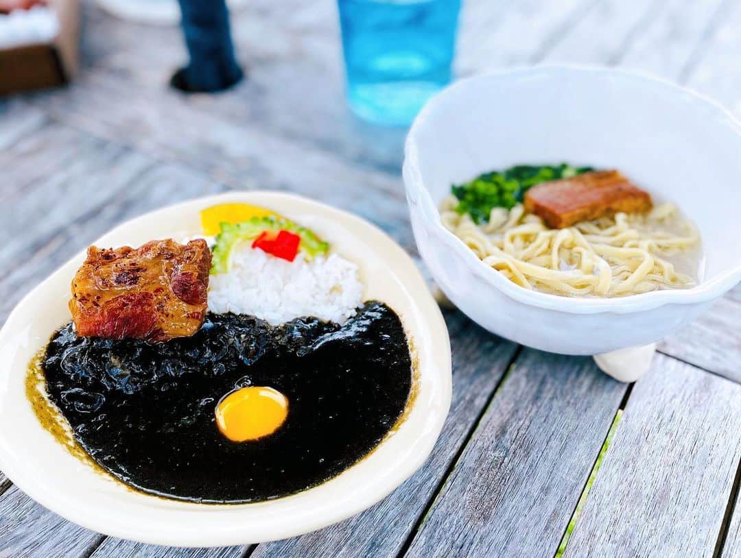 夏美さんのインスタグラム写真 - (夏美Instagram)「ゴルフ好きに行って欲しいお店⛳️🍽 那覇にある『いしぐふー』✨ え、こんなとこにあるの？っていうところに存在する穴場レストラン🍽 外観・店内・テラスが本当に最高なんです❗️店内一つ一つこだわりぬいてるしセレクトされたアイテムがまた素敵すぎる。(4枚目のカバン欲しかったなあぁ🥺笑笑) めっちゃテンション上がりますよ😳 カウンターも良さそうだったなぁ〜😍 この日はランチで天気も良かったので海が見えるテラスに🏝 黒カレーを注文🍛 トッピングのソーキがびっくりするくらい美味しかった 青い海と青い空とゴルフと美味しいご飯に囲まれて… 是非一度訪れてみてください❗️❗️ ＊ ＊ #夏美の沖縄ライフ  #那覇ランチ　#那覇グルメ #那覇カフェ  #いしぐふー　 ##okinawajapan #naha #ishiguhu」4月17日 17時02分 - natsumisaito333