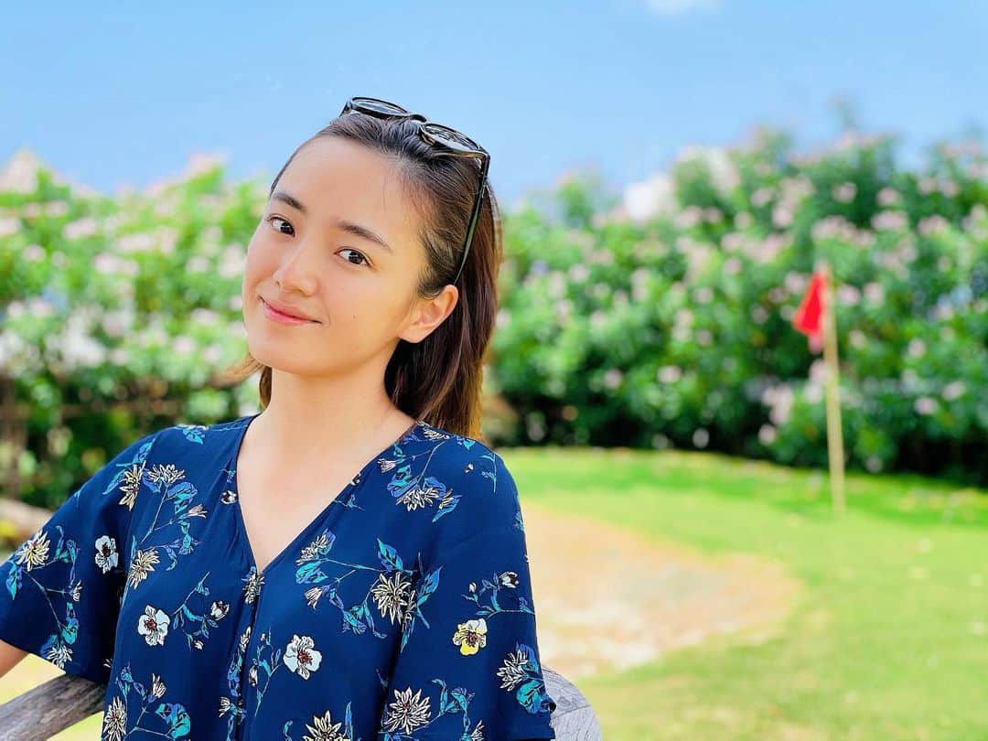 夏美のインスタグラム：「ゴルフ好きに行って欲しいお店⛳️🍽 那覇にある『いしぐふー』✨ え、こんなとこにあるの？っていうところに存在する穴場レストラン🍽 外観・店内・テラスが本当に最高なんです❗️店内一つ一つこだわりぬいてるしセレクトされたアイテムがまた素敵すぎる。(4枚目のカバン欲しかったなあぁ🥺笑笑) めっちゃテンション上がりますよ😳 カウンターも良さそうだったなぁ〜😍 この日はランチで天気も良かったので海が見えるテラスに🏝 黒カレーを注文🍛 トッピングのソーキがびっくりするくらい美味しかった 青い海と青い空とゴルフと美味しいご飯に囲まれて… 是非一度訪れてみてください❗️❗️ ＊ ＊ #夏美の沖縄ライフ  #那覇ランチ　#那覇グルメ #那覇カフェ  #いしぐふー　 ##okinawajapan #naha #ishiguhu」