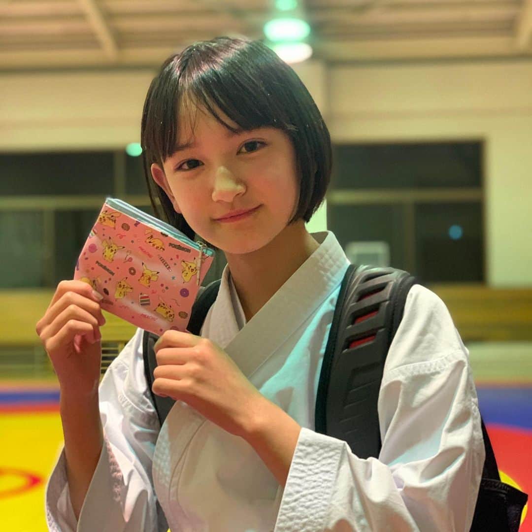 ニコ☆プチのインスタグラム：「空手女子リナも愛用中😉❤️ . .  みなさんこんにちは🧚‍♀️✨  春休み中の莉奈は宿題を早く終わらせたくてがんばっていたところ✊💦  ニコ☆プチ4月号の付録のポーチみんな使ってるかな？  莉奈はポーチを学校の時は、ティッシュと目薬やヘアピンを入れていたるために使って、春休み中は空手の練習🥋に、ばんそうこうテーピング、ハサミを入れるために使っているよ💞 いろいろな場面で使えるからみんなもたくさん使ってみてねっ！！  これから暖かくなってくるね☀️🌷 莉奈は風邪をひかないように気をつける！みんなも気をつけて過ごしてたくさんおしゃれしよ！ここまで読んでくれてありがとう😆 . .  #ニコプチ #ニコプチふろく #プチモのふろくの使い方  #ニコプチふろくのある生活  #ポケモン #ピカチュウ #ふろく #川口莉奈」