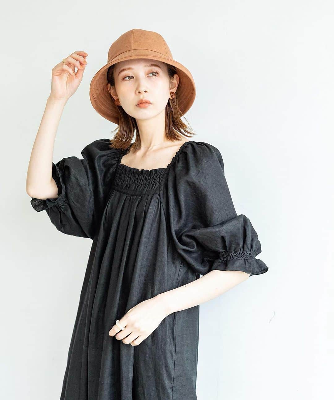 はれこのインスタグラム：「🌻🌻🌻 . (#はれここれ買う)のワンピース🐥 IENA LA BOUCLEのリネンサンドレスです👗 ブルーの花柄シリーズと同じく、 内見会のときから絶対買うって決めている♡ . お帽子は4月下旬ごろ入荷予定のCURRENTAGE👒 これから入荷予定のシリーズがめちゃくちゃ可愛かったので、 そちらも後ほど写真アップします♡ . ------------------- 最近買ったもの🗒 ------------------- ✔︎IENA LA BOUCLE (no21051914103110) タイプライターレースブラウス ✔︎IENA LA BOUCLE (no21051914146020) RATTIフラワーフリルブラウス ------------------- 次買うもの🗒 ------------------- ✔︎IENA LA BOUCLE (no.21050914111020) コットンシルクローンギャザーブラウス ナチュラル ------------------- . IENAの欲しいものリストも作らねば🐣📃 . #ienalaboucle #iena #イエナ #baycrews #ベイクルーズ」