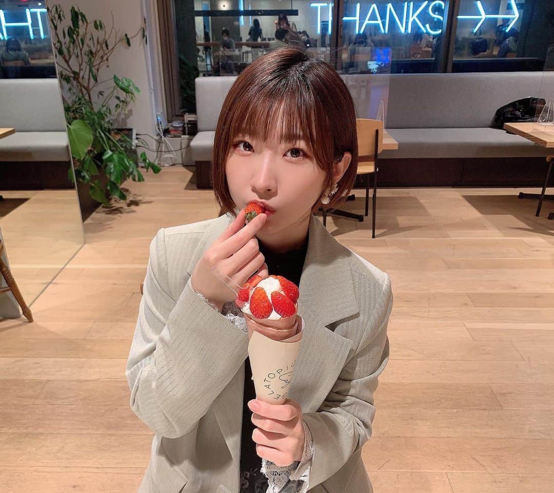 岩佐美咲のインスタグラム：「もう一生ショートでいたいくらい楽だしお気に入り。(伸ばすけどね)  　　　　　　　　　　　　　　　　　　　　　　　 #ショートヘア #ショートボブ #ショート #クレープ #ジェラートピケカフェ #いちご #hair #hairstyle #sweets」