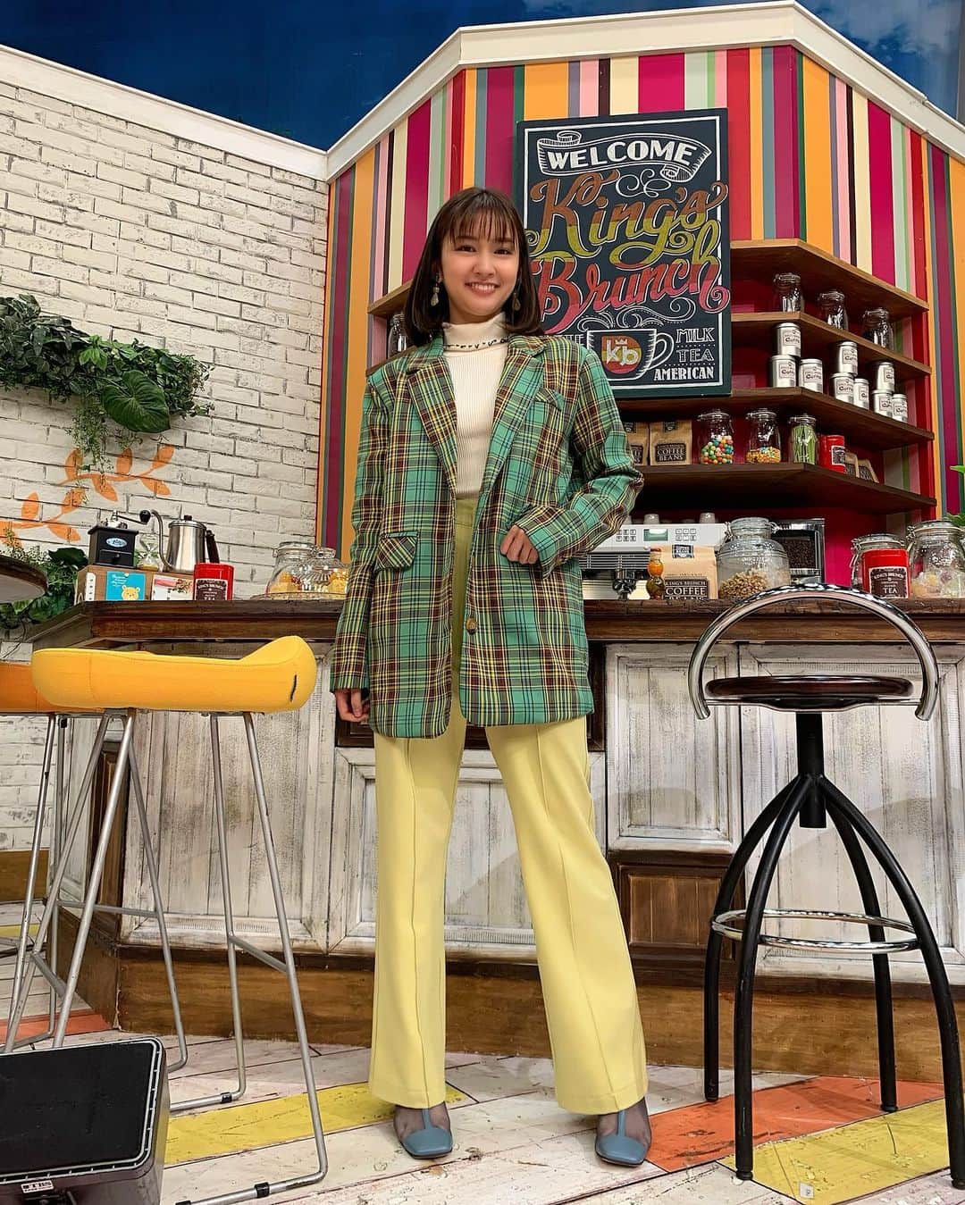 小泉遥のインスタグラム：「. . 王様のブランチ観て下さった方 ありがとうございました🌜 岡本太郎展すごい面白かったし ミキさんとのキャンピングカー旅も 楽し過ぎました🚗❤︎ . knit @poppy_tokyo  jacket @pocher_official  pants @whoswhochico  pumps @maisonspecial_women  . ロケ衣装 @dazzlin_official」