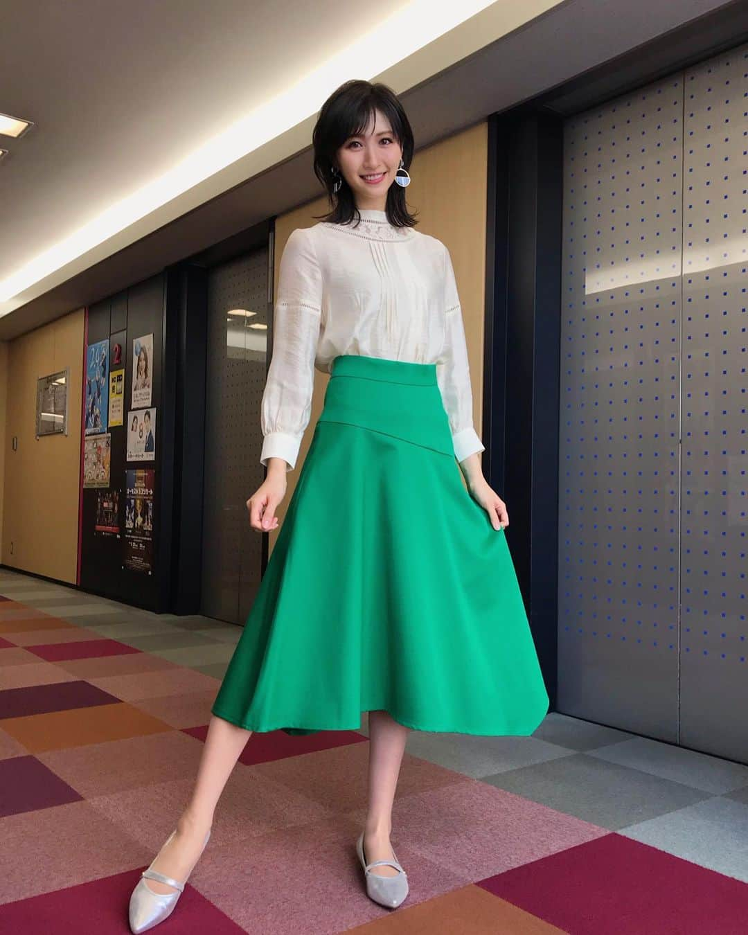 横山ルリカさんのインスタグラム写真 - (横山ルリカInstagram)「. #BSスーパーKEIBA #tops #skirt #passione  @passione_tokyo   桜花賞の時の衣装👗 ソダシとサトノレイナスをイメージして白とグリーンの組み合わせにしてみました🐴🤍💚 . 本日◎20:00〜【競馬予想TV!】👑 G I 皐月賞の予想バトルをお楽しみに🔥 ◎22:00〜【競馬魂】🏇 岡田繁幸さんの追悼企画をお送りします 岡田さんにお会いできたこと、 貴重なお話をうかがえたこと、本当に光栄で感謝しかありません✨  ぜひ、ご覧ください🙏  #競馬魂 .  そして、4/18（日）15:00〜  新潟総合テレビ 【NSTみんなのKEIBA】に出演させていただきます🏇✨  ぜひ、ご覧下さい🌈  #皐月賞 #競馬予想TV #NSTみんなのKEIBA」4月17日 17時28分 - rurika_yokoyama_official