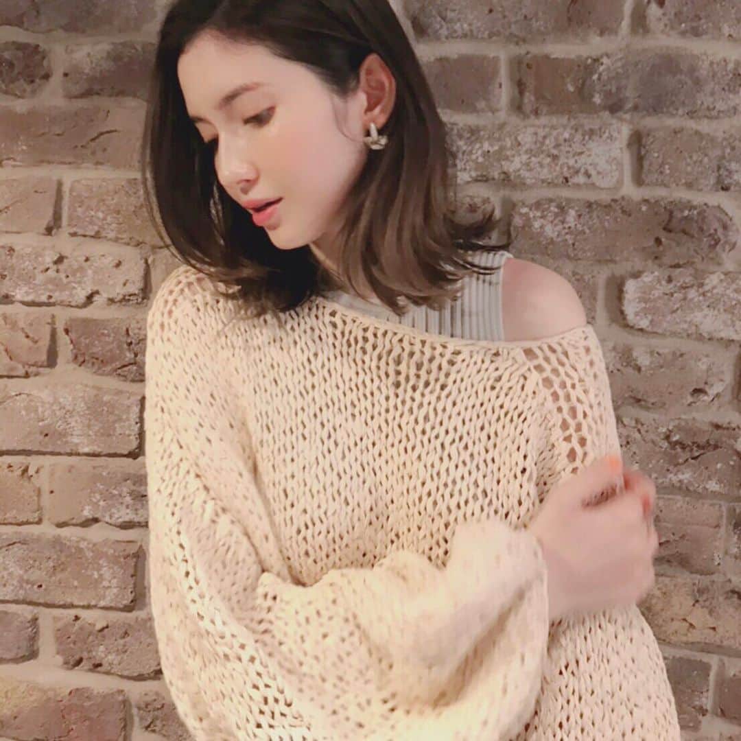 市川紗椰のインスタグラム：「こんばんは。﻿ こんやの 有吉のお金発見 突撃！カネオくん﻿ に出演します。﻿ 駅ナカ特集！進化しています。﻿ ﻿ J-WAVE time and tideの放送もあります。今週のゲストはゲストはking gnu の常田大希さんの兄で起業家、音楽家の常田俊太郎さんです。﻿ @jwavetimeandtide ←カニポだらけ﻿ ﻿ もし良かったらヽ( ･肉･ )ゝ﻿ ﻿ NHK総合「有吉のお金発見 突撃!カネオくん」﻿ 4月17日　20:15〜﻿ ４月19日 23:40〜 (再放送)﻿ ﻿ J-WAVE「ORIENT STAR TIME AND TIDE」 ﻿ 毎土曜 21:00〜﻿ Radiko等でタイムフリー視聴可能です。﻿ ﻿ NHKFM「×（かける）クラシック」﻿ 4月18日　14:00〜﻿ 4月19日　7:25〜(再)﻿ らじるらじるのアプリでタイムフリー視聴できます。﻿ ﻿ 朝日放送「キミもマンガの主人公 週刊ケッカマチ」※関西のみ﻿ 4月18日　23:30〜﻿ ﻿ #カネオくん の #衣装は →﻿ #ワンピース @cfcl_official﻿ #ニット  @hakuji_official﻿ #ピアス @agete_official﻿ #リング @cocoshnik_official @nojess_official﻿ #バングル  @ruien__official﻿ ﻿#ヘアメイク　@george828  #スタイリスト #西野メンコ」