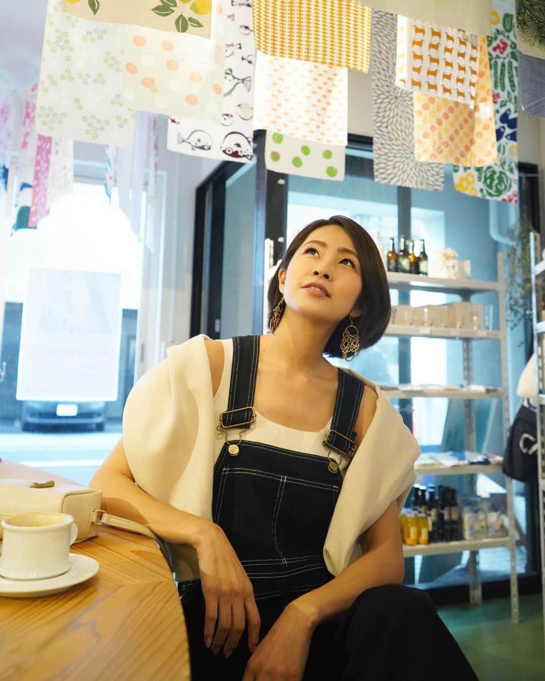坂元美香さんのインスタグラム写真 - (坂元美香Instagram)「久々のオーバーオール。  よく行く近所のカフェで 『手ぬぐい百景』というイベントやっていて 天井からたくさん手ぬぐい吊るしてあるからさ、 行くたびに見上げちゃってさ、 どんどん欲しくなっちゃってさ、 ついに今日買ってしまった🤭  お皿拭きにしようかな、 ランチョンマットにしようかな、 おでこに巻いちゃおうかな🤔  こうやってちょっぴり キッチンライフが楽しくなるのいいね🥳  #手ぬぐい #手ぬぐい百景 #キッチンライフ #cibitokyo #北参道カフェ #北参道 #千駄ヶ谷  #オーバーオール #kandk_style #水引ピアス #オニツカタイガー」4月17日 17時57分 - mika_saka