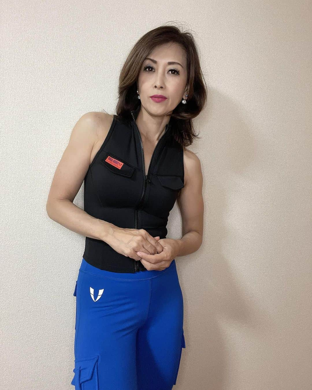 Naoko（なおこ）さんのインスタグラム写真 - (Naoko（なおこ）Instagram)「🏋️‍♂️ 🏋️‍♂️ なおこおすすめ ダイエット . 同じ土俵にのってみる ダイエット☠️ . 昨日の無謀な ビキニで 大会の人真似てやってみた チャレンジで 今日の私は、 食べものに気をつけている .... 自分を客観的に見るの 怖いけどね😂 🐷🐷🐷🐷🐷🐷😭 . というわけで 今日のわたしは、 変えたいところ中心の トレーニング。 . 内腿の肉いらん 腰の肉いらん 尻の下の肉いらん . . . おそるおそる デッドリフトまずは、70やってみた🏋️‍♂️ ギックリ腰 治ってるみたい😊 . . . #筋トレ #筋トレ女子 #筋トレダイエット #筋トレ女子と繋がりたい #くびれたい #痩せたい #減量 #美ボディ #アラフィフ #筋トレ日記 #筋トレ生活 #ボディメイク #50代の筋トレ #熊本 #kumamoto #Trainingmotivation #Bodybuilding#Muscletraining #fitnessmodel#training #workoutvideo #gymgirl#Housemusic #근육 트레이닝 여자#다이어트#교육」4月17日 17時55分 - smile_naohibi