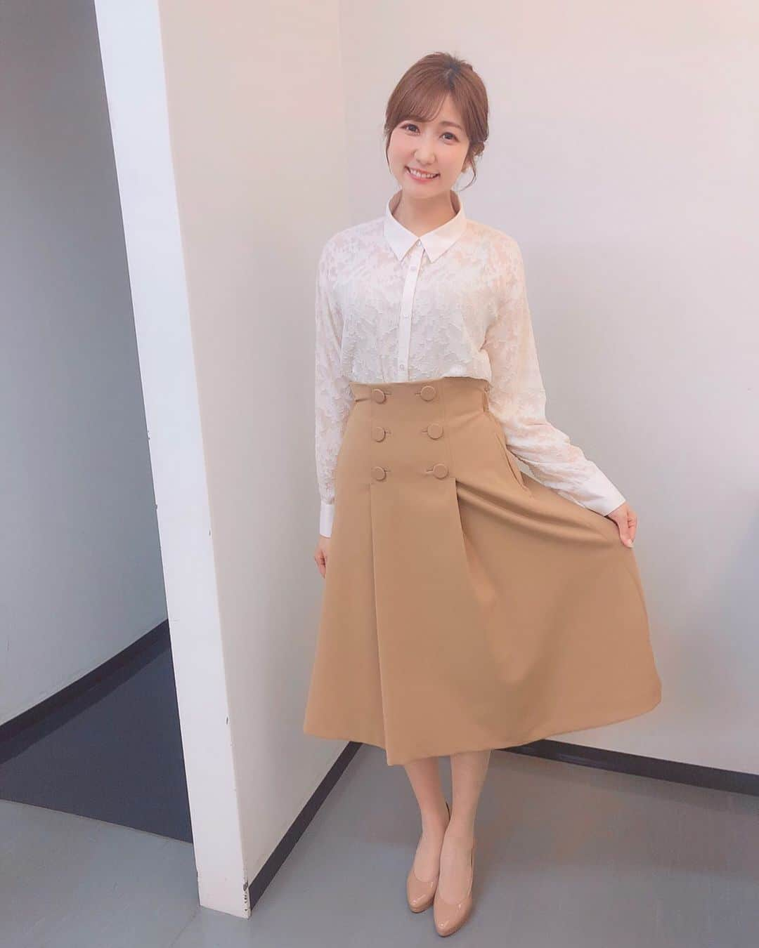 山﨑加奈さんのインスタグラム写真 - (山﨑加奈Instagram)「・ みなスポ衣装🌺 今日は私服でした☺️  👚: Ray BEAMS 👗: The Virgnia  シャツってなかなか私服で着なかったんですけど、これは程よい透け感と控えめな柄に一目惚れで購入💓  来週のみなスポは、ベルテックス企画の完結編！🏀 カメラ王子との勝負の行方は、、、？！ お楽しみに🥳 ・ #静岡放送 #みなスポ #スポーツキャスター #アナウンサー #女子アナコーデ #女子アナヘア #raybeams  #thevirgnia  #山﨑加奈」4月17日 18時01分 - kana_yamazaki_sbs