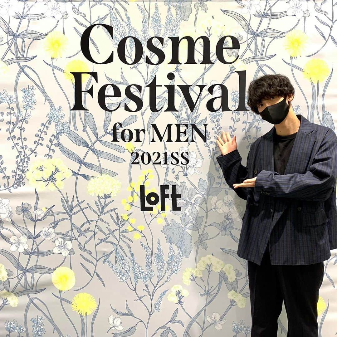 梶田冬磨のインスタグラム：「こんばんは☺︎☺︎ . LOFTのメンズコスメ展示会 Cosme Festival for MENに 行ってきました☺︎☺︎ . ブースにて、 様々な商品を紹介して頂いて、 体験ができ、凄く参考になりました^_^ . その中でも、ブルドッグスキンケア様のオリジナルバンブーホルダーというカミソリがすごく良くて、 インテリアとしても可愛いですし、竹の素材を活かしてるという事で新しさと他には無い良さを感じました☺︎☺︎ . 僕も最近髭が気になる年頃なので、しっかりケアしたいと思います。笑笑😂 何で髭って濃くなるんだろう、、 娘にチクチクするーとか言われるんだろうな、、 もう、妻にもいわれてますからね、、笑笑 . 沢山コメントも待ってます^_^ ではまた後日お会いしましょう^_^  @bulldogskincarejapan @loft_official  #bulldogskincare #PR」
