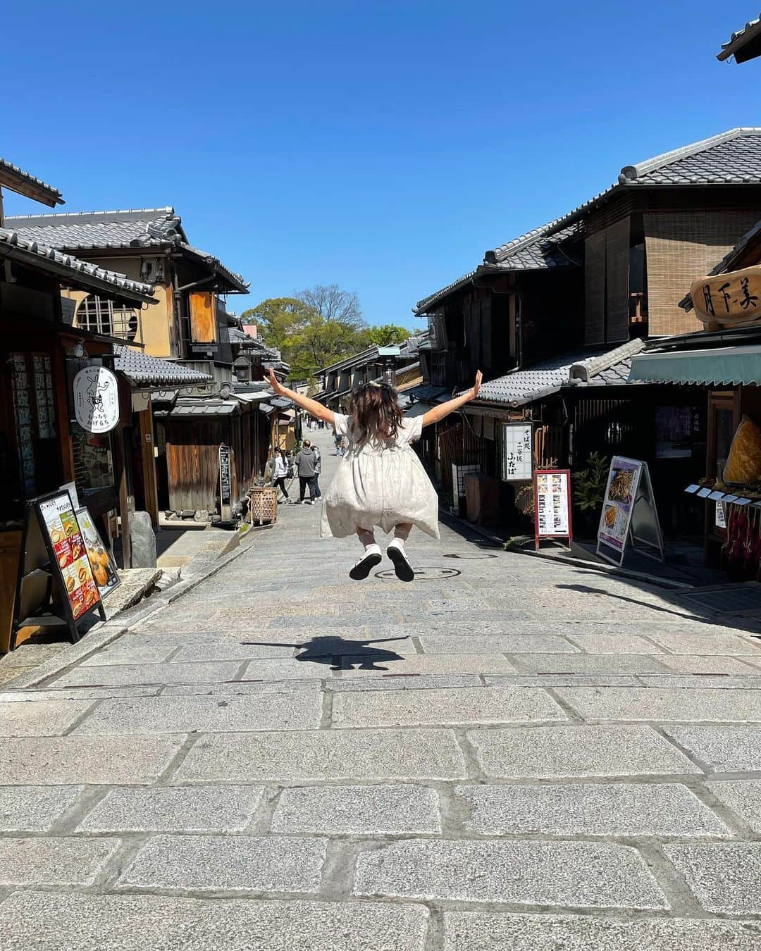 MIRIさんのインスタグラム写真 - (MIRIInstagram)「チビさんの後ろ姿で 京都を振り返る⛩  清水寺篇〜🍀🌸🍀  ジャンプが後瞬間移動したみたいになった😂❤️  #後ろ姿シリーズ　 #ジャンプ  #清水寺 #絵馬  #おみくじ #春  #天気 #あったかい  #京都 #旅行  #Dior #ワンピース #東京  #写真 #アプリ #ファッション  #ootd #fashion #bag #dress  #女子 #思い出 #元気 #5歳  #mama #kids #love  #大好き 💗」4月17日 18時18分 - miri.o3