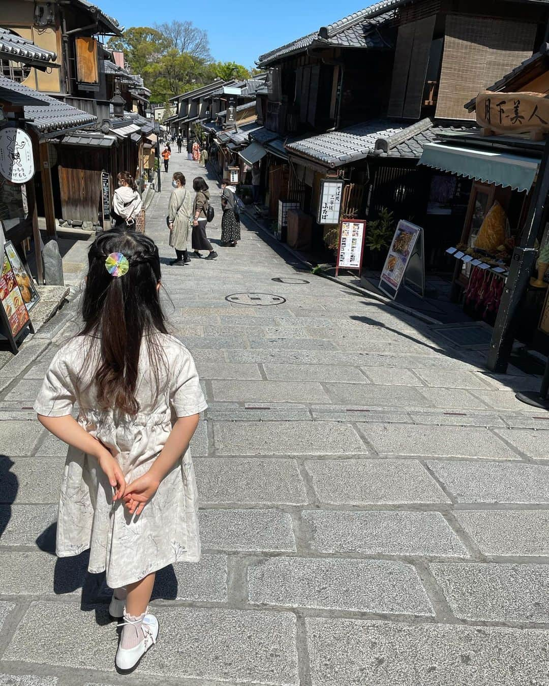 MIRIさんのインスタグラム写真 - (MIRIInstagram)「チビさんの後ろ姿で 京都を振り返る⛩  清水寺篇〜🍀🌸🍀  ジャンプが後瞬間移動したみたいになった😂❤️  #後ろ姿シリーズ　 #ジャンプ  #清水寺 #絵馬  #おみくじ #春  #天気 #あったかい  #京都 #旅行  #Dior #ワンピース #東京  #写真 #アプリ #ファッション  #ootd #fashion #bag #dress  #女子 #思い出 #元気 #5歳  #mama #kids #love  #大好き 💗」4月17日 18時18分 - miri.o3