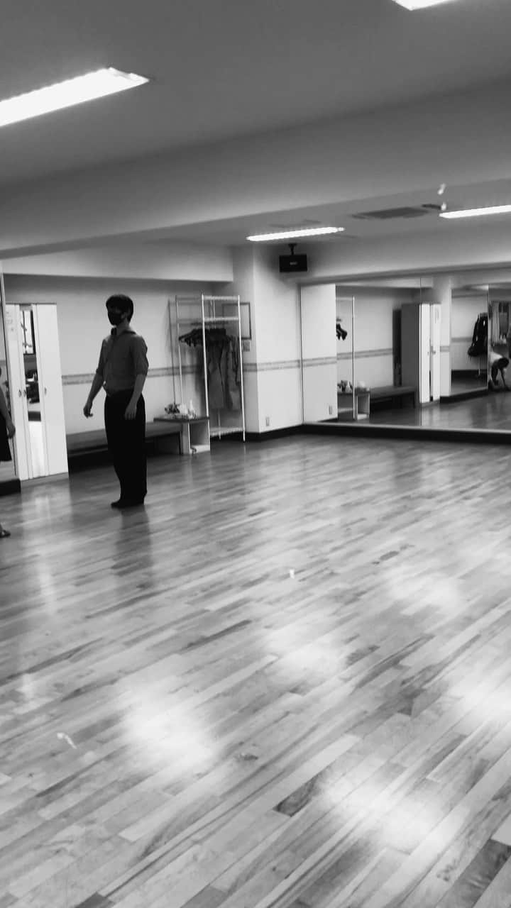 ケリーアンのインスタグラム：「まだビギナーなので、アルゼンチンタンゴを簡単な2ステップだけで1曲踊る💃🏻 Tomorrow's the big day! Gonna do a minute and a half group choreo and freestyle!💃🏻✨wish me luck!🤞😇  #argentinetango #アルゼンチンタンゴ #タンゴ #practice」