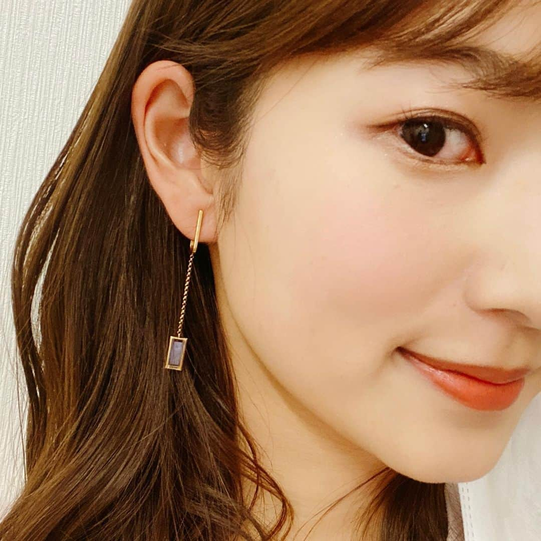 安藤萌々さんのインスタグラム写真 - (安藤萌々Instagram)「水曜日と木曜日の衣装です🥳  水曜日  白ブラウス、黄色スカート #LaboutiqueBonBon  ピアス #Jouere (写真がないのでまたアップします！)   木曜日  グリーンのニット、パンツ #VIS  ピアス #ete   平均台に乗ってみたり、土管で瞬間移動したり…笑  チャレンジが多かった木曜日🤣 平均台は、体育の授業で使ったことのある平均台の何倍もの高さで、 生放送の緊張もあり足が震えました😭💦   とにかく！高いんです……  10センチの台の上でジャンプしたり回ったり…改めて体操選手の凄さを感じた1日でした。  明日はサンデーステーション！ よろしくお願いします🌿   #報道ステーション #アナウンサー  #衣装  #熱盛 #春服 #白ブラウス #ビビット  #アップスタイル #巻き下ろし  #スタイルアップ #パンツスタイル #オフィスコーデ #きちんとコーデ」4月17日 18時32分 - momo_ando_ex