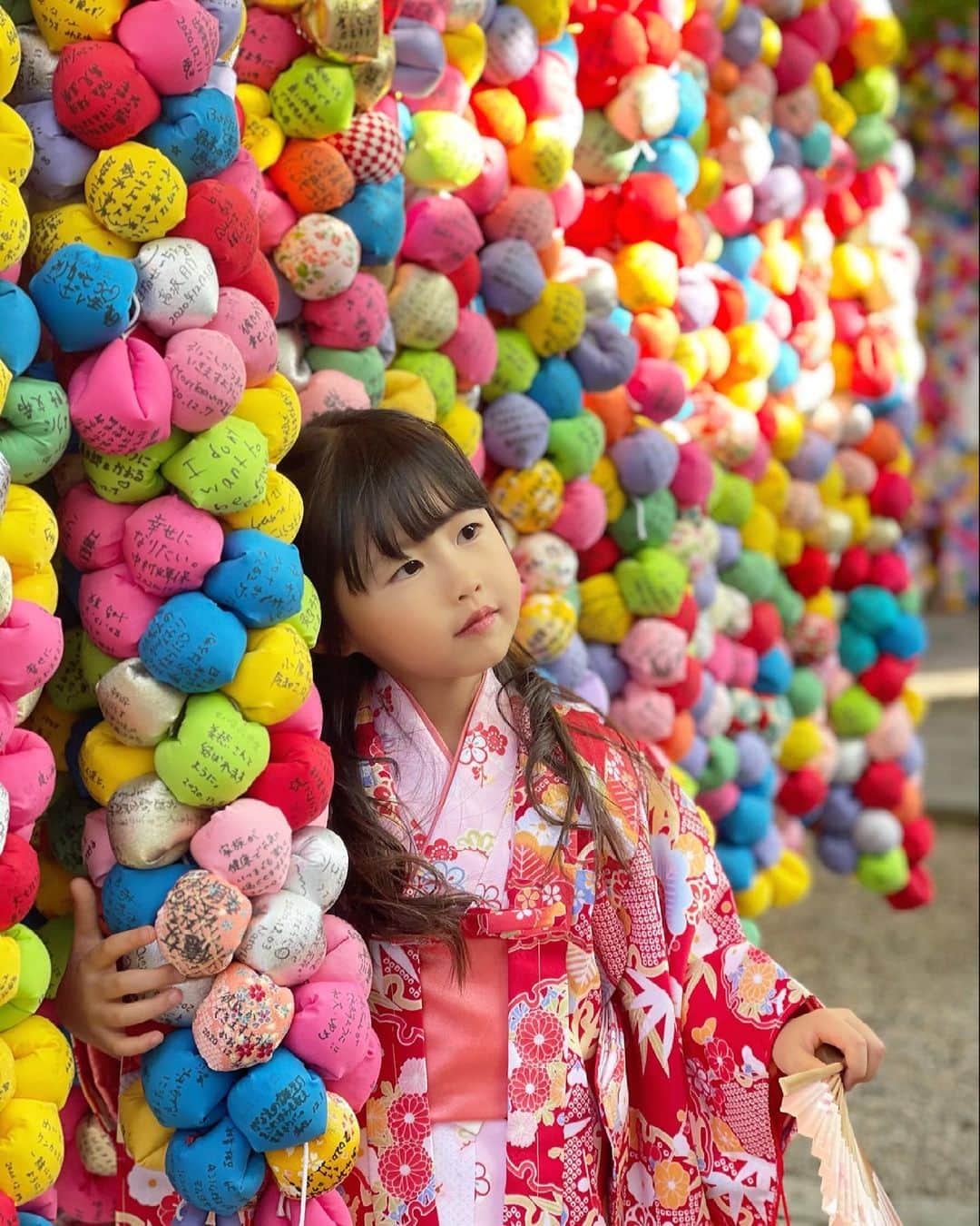 MIRIさんのインスタグラム写真 - (MIRIInstagram)「京都でお着物❤️👘  そしてジャンプするよねw☺️  #後ろ姿シリーズ　 #ジャンプ  #お食事 #お着物 #着物  #👘 #おみくじ #春  #天気 #あったかい  #京都 #旅行  #Dior #ワンピース #東京  #写真 #アプリ #ファッション  #ootd #fashion #bag #dress  #女子 #思い出 #元気 #5歳  #mama #kids #love  #大好き 💗」4月17日 18時36分 - miri.o3