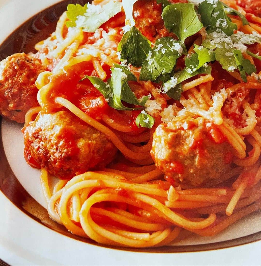 若山曜子のインスタグラム：「今日の3分クッキングは、フライパンひとつで作るミートボールスパゲティ🍝 見逃した方、ストーリーズに動画のリンクを貼っておきますので、よかったらぜひ。 （そういえば、先週はインスタライブで頭がいっぱいで告知すら忘れてました、、） ミートボールパスタが載ってる　#フライパンパスタ　は、現在おかげさまで4刷目✨思いがけずたくさんの方に作っていただけて幸せな本であります🤗 インスタ拝見してても結構皆さん作られてるメニューがさまざまで、おもしろいです。 来週3分クッキングはいよいよ私ラストです⭐️」