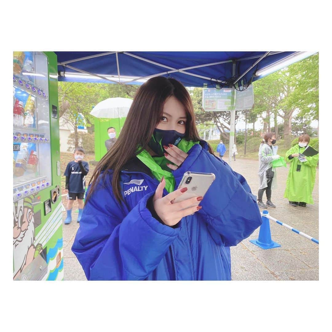 のインスタグラム：「💚（写真はKIRINさんのイベント前にSNSで告知をしようとしているベルクイ） 本日も雨の中ご来場いただきありがとうございました☺️✨  湘南ベルマーレ vs ヴィッセル神戸 でした⚽️ 町野選手がめちゃくちゃ惜しいゴールを決めそうでしたよね✨思わず声出してしまいました🤭本当に惜しかった、悔しい。。次こそ領域展開町野選手みたいですね🤭 同点だったことがもー。嬉しいので良かったです、安心😭  次はaway戦で柏とですね🔥 DAZNで応援しまくります‼️  お気をつけてお帰りください♡ お疲れ様でした♡♡  #bellmare #湘南ベルマーレ #ベルマーレクイーン #緑 #ユニフォーム女子  #ロングヘア #雨の日」