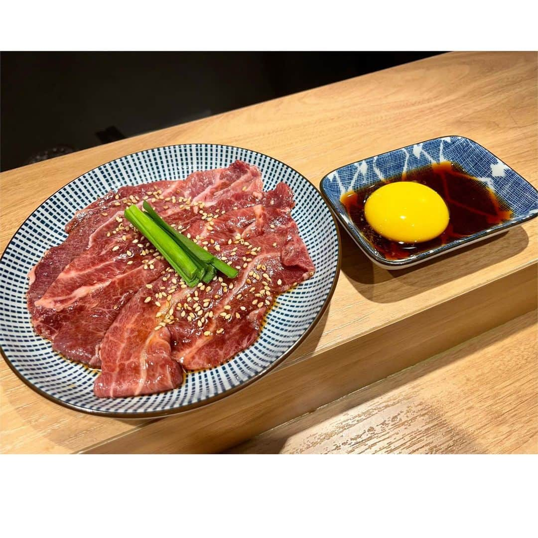 高塚みゆきさんのインスタグラム写真 - (高塚みゆきInstagram)「大阪福島駅チカ🥩焼肉こいちゃん . 前にじゅなぴと食べに行った焼肉のお店😚💛 (こっそり最後にじゅなぴとの写真載せてるよ📍笑) . . ここね、 鹿児島県産黒牛🐃・なにわ黒牛🐃の国産和牛を中心に . コロナ対策ばっちりされてるお洒落なカウンターで 美味しいお肉を色々な楽しみ方で味わえて堪能できるの 𓌉◯𓇋 ‎ . . 駅チカで行きやすさ◎だし 一品ずつの量は女性に丁度良かったから また気にせず外食できるようになったら絶対行きたいところ😊✨ . . . 気になる！っとなった方は是非お店のアカウントへ飛んでみて 保存📝をおすすめします(^ ^) . . #焼肉 #大阪グルメ #福島グルメ #グルメスタグラム #焼肉屋 #お洒落 #焼肉こいちゃん #関西グルメ #大阪福島 #大阪福島グルメ #駅近グルメ #焼肉女子 #コロナ対策してます」4月17日 20時52分 - m1yu.24